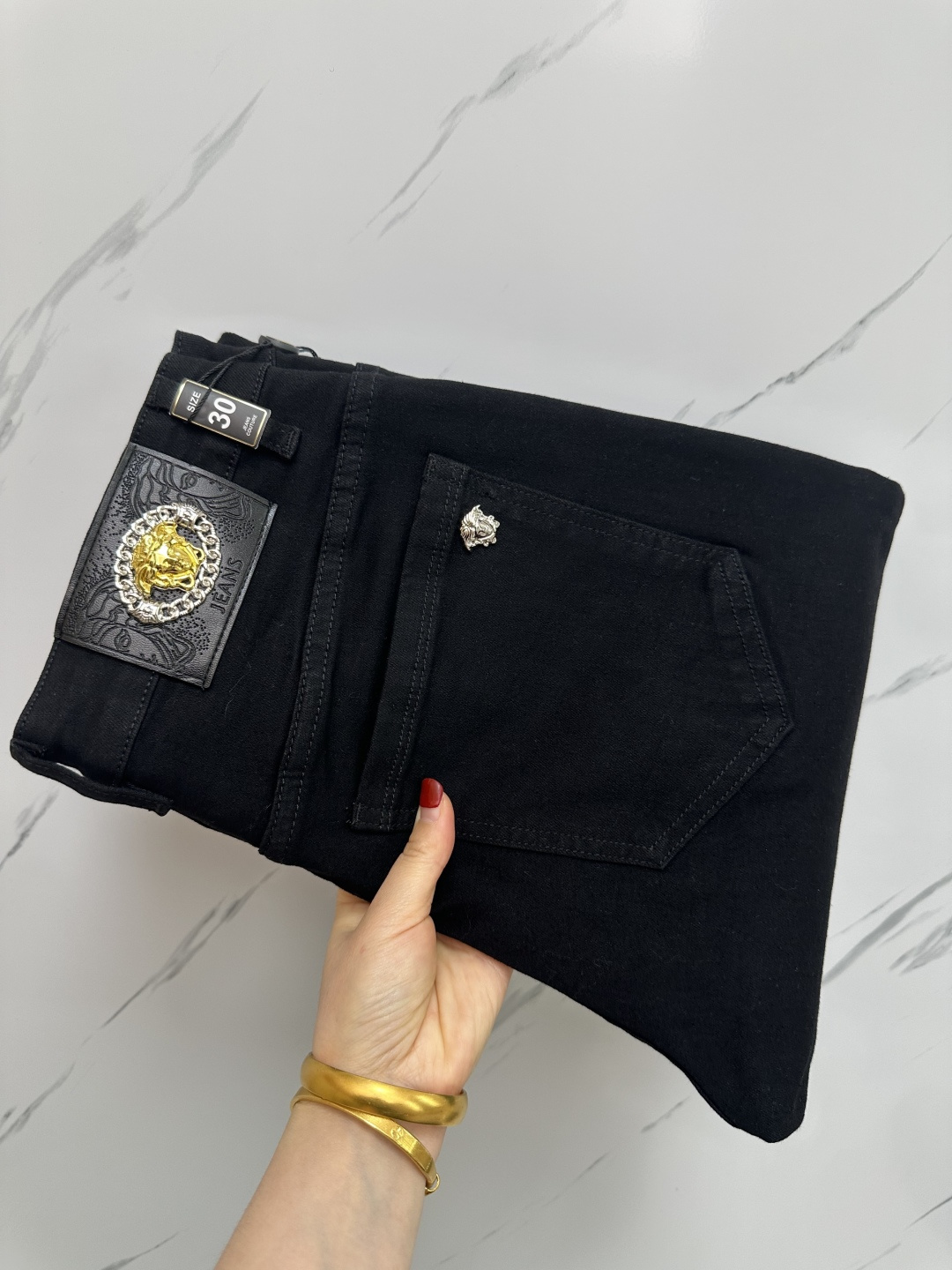 NO:162626,Versace's official counter is available at the same time, original singles are ruthless, super stylish jeans, customized original washing denim fabric, unique design, top-grade printing craft letter pattern logo, original hardware and auxiliary decoration, extremely superior jeans, the materials and craftsmanship are extremely luxurious and exquisite, extremely high-end, handsome and stylish, recommended, size 29-38, versace, jeans, alexander wang19860909范思哲 官网专柜同步有售,原单狠货,超级有范儿的一款牛仔裤,定制原版水洗牛仔面料,独特设计,顶级印花工艺字母图案logo,原版五金辅料装饰,极为翘楚的一款牛仔裤,用料与工艺都极致奢华精湛,档次极高,上身帅气有型,推荐,码数29—38,,versace,jeans,alexander wang,Men's clothing