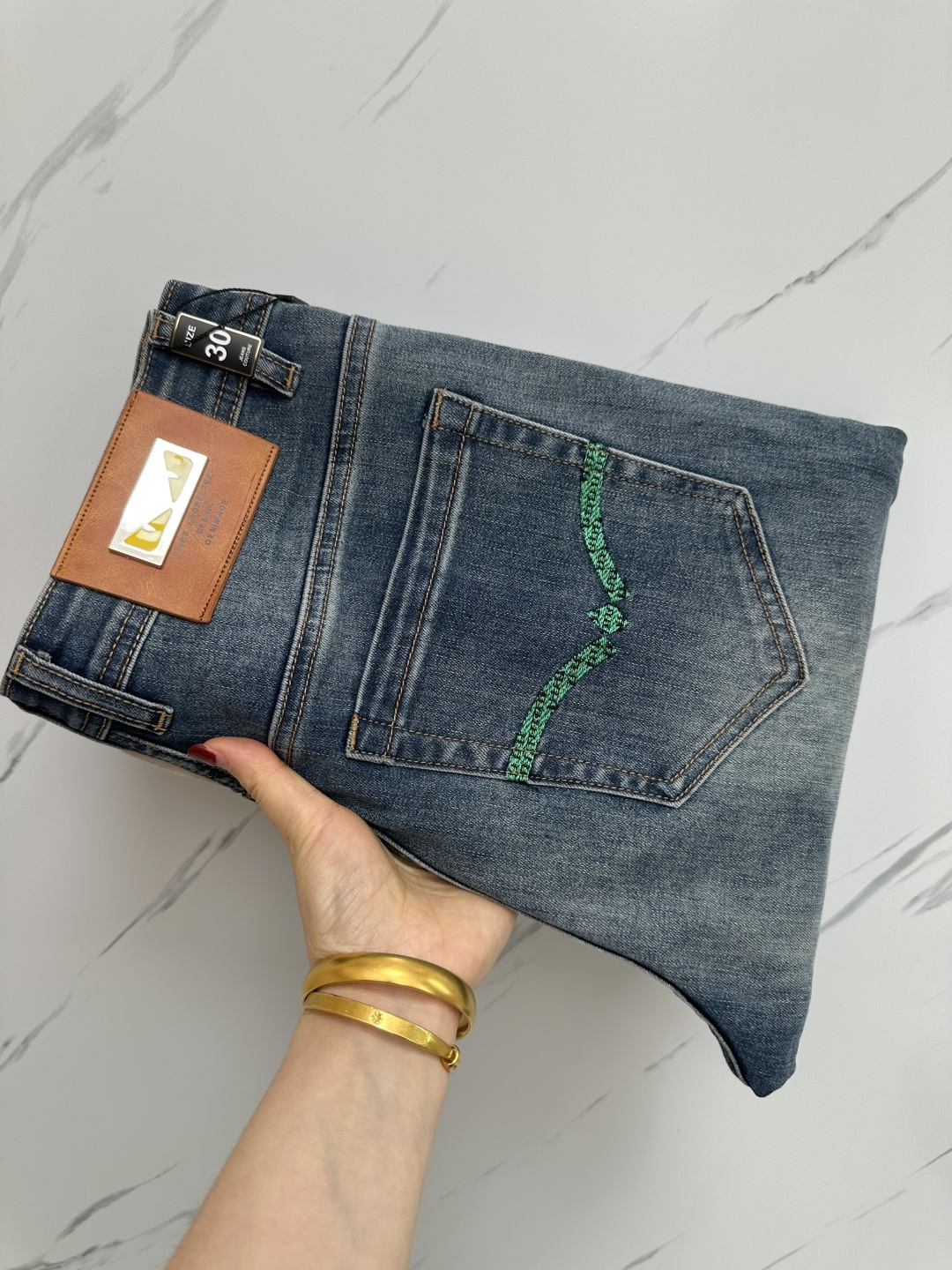 NO:162628,FD official website counter is available simultaneously, original singles, super stylish jeans, customized original washing denim fabric, unique design, top-grade printed craft letter pattern logo, original hardware and auxiliary decoration, extremely superior jeans, the materials and craftsmanship are extremely luxurious and exquisite, extremely high-end, handsome and stylish, recommended, size 29-38, jeans, alexander wang19860909FD 官网专柜同步有售,原单狠货,超级有范儿的一款牛仔裤,定制原版水洗牛仔面料,独特设计,顶级印花工艺字母图案logo,原版五金辅料装饰,极为翘楚的一款牛仔裤,用料与工艺都极致奢华精湛,档次极高,上身帅气有型,推荐,码数29—38,,jeans,alexander wang,Men's clothing