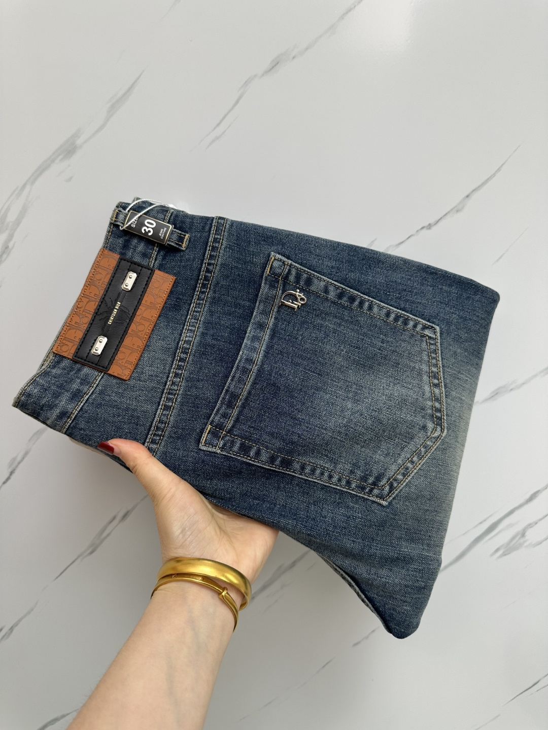 NO:162606,CD official website counter is available simultaneously, original singles, super stylish jeans, customized original washing denim fabric, unique design, top-grade printed craft letter pattern logo, original hardware and auxiliary decoration, extremely superior jeans, the materials and craftsmanship are extremely luxurious and exquisite, extremely high-end, handsome and stylish, recommended, digits 29-38, jeans, alexander wang19860909CD 官网专柜同步有售,原单狠货,超级有范儿的一款牛仔裤,定制原版水洗牛仔面料,独特设计,顶级印花工艺字母图案logo,原版五金辅料装饰,极为翘楚的一款牛仔裤,用料与工艺都极致奢华精湛,档次极高,上身帅气有型,推荐,码数29—38,,jeans,alexander wang,Men's clothing