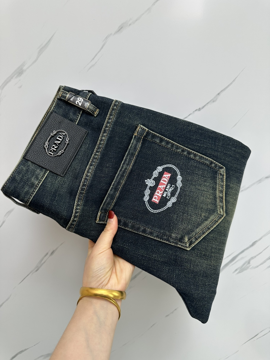 NO:162609,PRADA official website counter is available simultaneously, original singles, super stylish jeans, customized original washing denim fabric, unique design, top-grade printing craft letter pattern logo, original hardware and auxiliary decoration, extremely top-notch jeans, the materials and craftsmanship are extremely luxurious and exquisite, the grade is extremely high, the upper body is handsome and stylish, recommended, digits 29-38,, prada, jeans, alexander wang19860909PRADA 官网专柜同步有售,原单狠货,超级有范儿的一款牛仔裤,定制原版水洗牛仔面料,独特设计,顶级印花工艺字母图案logo,原版五金辅料装饰,极为翘楚的一款牛仔裤,用料与工艺都极致奢华精湛,档次极高,上身帅气有型,推荐,码数29—38,,prada,jeans,alexander wang,Men's clothing