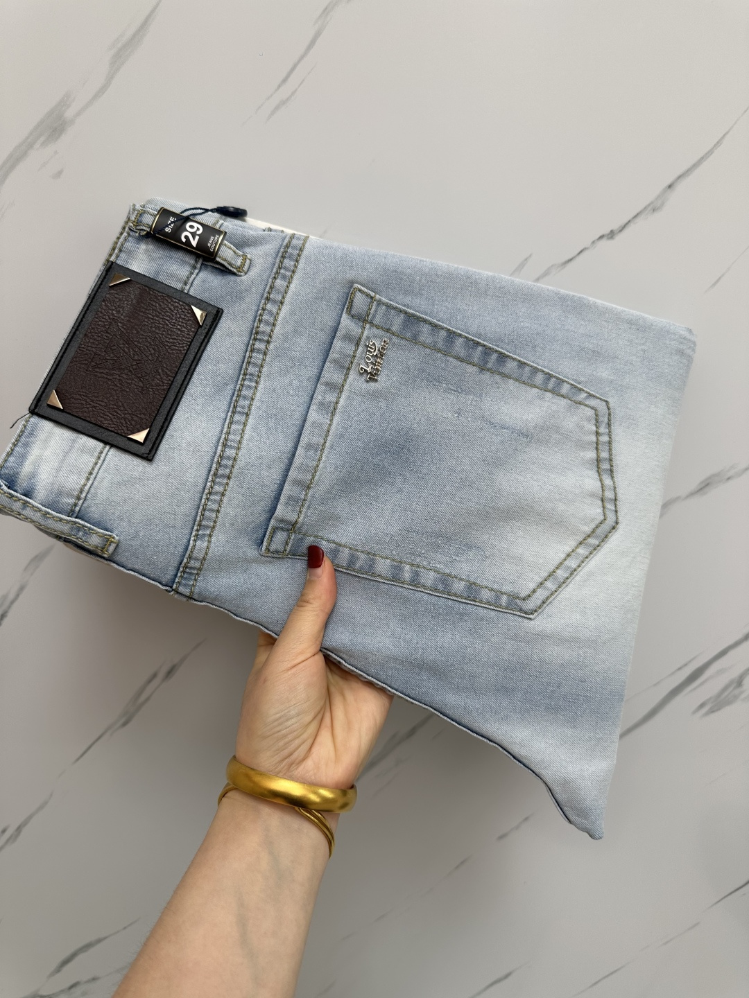 NO:162615,LV official website counter is available simultaneously, original singles, super stylish jeans, customized original washing denim fabric, unique design, top-grade printed craft letter pattern logo, original hardware and auxiliary decoration, extremely superior jeans, the materials and craftsmanship are extremely luxurious and exquisite, extremely high-end, handsome and stylish, recommended, digits 29-38,, louis vuitton, jeans, alexander wang19860909LV 官网专柜同步有售,原单狠货,超级有范儿的一款牛仔裤,定制原版水洗牛仔面料,独特设计,顶级印花工艺字母图案logo,原版五金辅料装饰,极为翘楚的一款牛仔裤,用料与工艺都极致奢华精湛,档次极高,上身帅气有型,推荐,码数29—38,,louis vuitton,jeans,alexander wang,Men's clothing