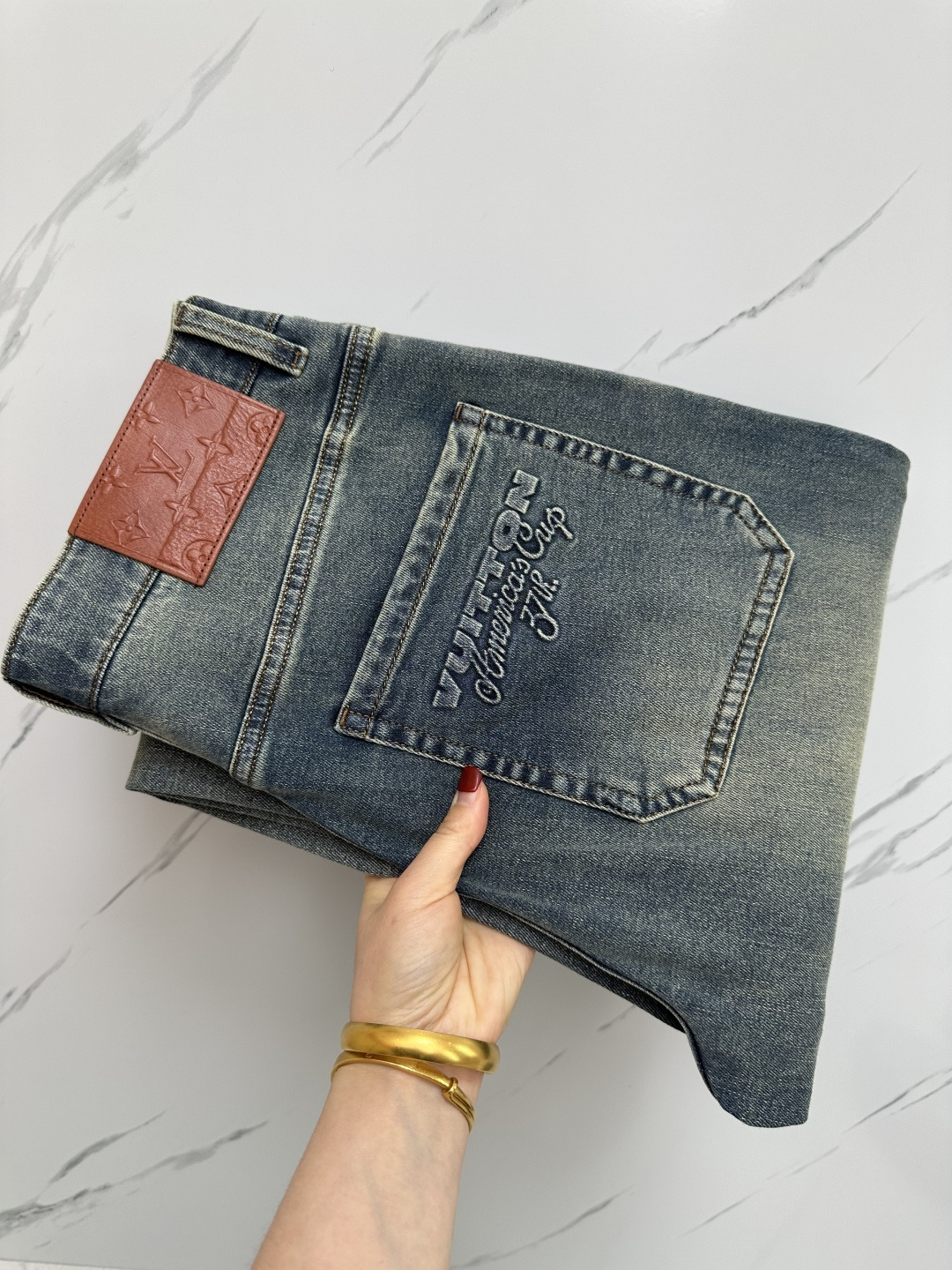 NO:162618,LV official website counter is available simultaneously, original singles, super stylish jeans, customized original washing denim fabric, unique design, top-grade printed craft letter pattern logo, original hardware and auxiliary decoration, extremely superior jeans, the materials and craftsmanship are extremely luxurious and exquisite, extremely high-end, handsome and stylish, recommended, digits 28-36,, louis vuitton, jeans, alexander wang19860909LV 官网专柜同步有售,原单狠货,超级有范儿的一款牛仔裤,定制原版水洗牛仔面料,独特设计,顶级印花工艺字母图案logo,原版五金辅料装饰,极为翘楚的一款牛仔裤,用料与工艺都极致奢华精湛,档次极高,上身帅气有型,推荐,码数28—36,,louis vuitton,jeans,alexander wang,Men's clothing