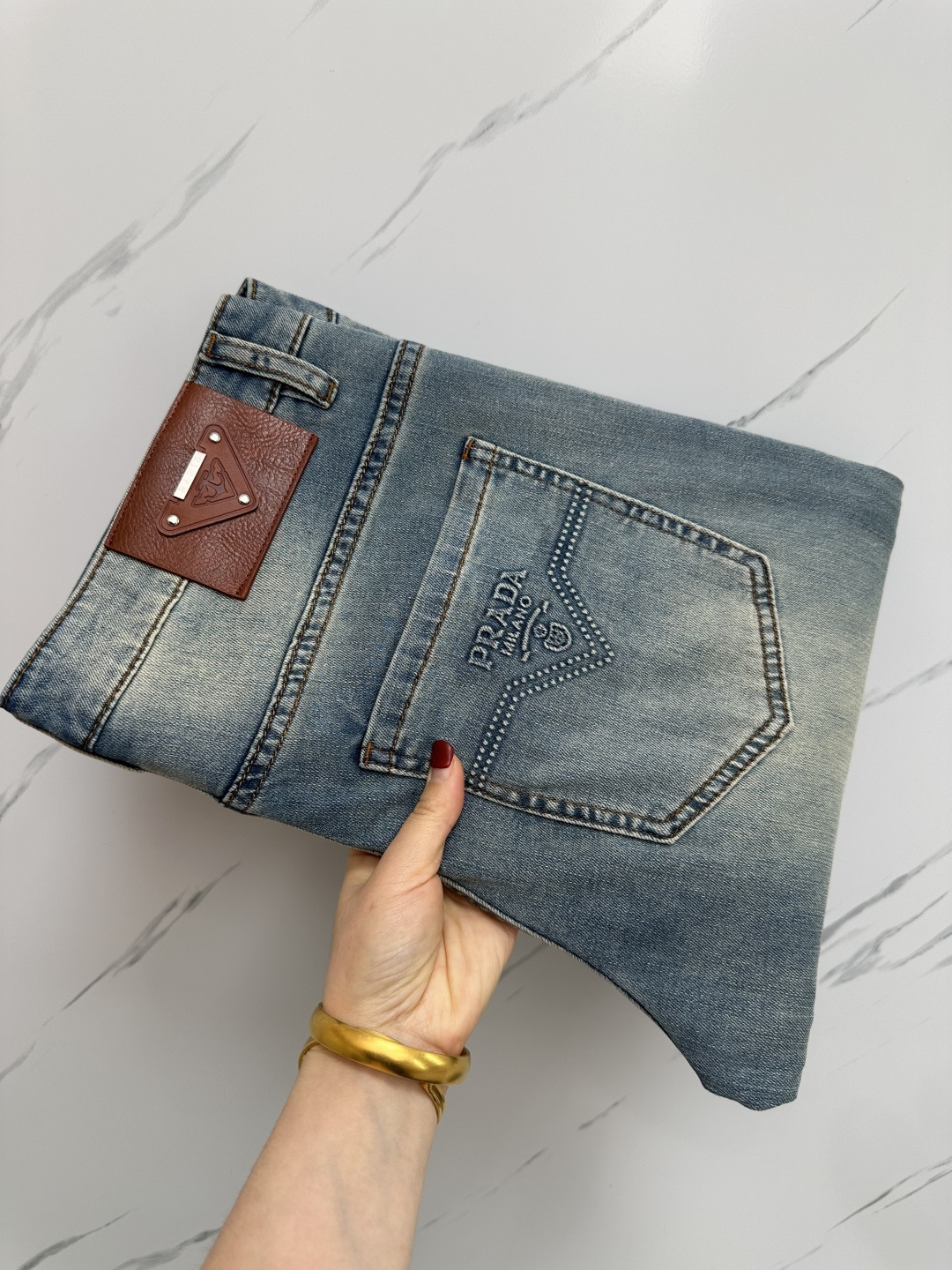 NO:162639,PRADA official website counter is available simultaneously, original singles, super stylish jeans, customized original washing denim fabric, unique design, top-grade printing craft letter pattern logo, original hardware and auxiliary decoration, extremely top-notch jeans, the materials and craftsmanship are extremely luxurious and exquisite, the grade is extremely high, the upper body is handsome and stylish, recommended, digits 29-38,, prada, jeans, alexander wang19860909PRADA 官网专柜同步有售,原单狠货,超级有范儿的一款牛仔裤,定制原版水洗牛仔面料,独特设计,顶级印花工艺字母图案logo,原版五金辅料装饰,极为翘楚的一款牛仔裤,用料与工艺都极致奢华精湛,档次极高,上身帅气有型,推荐,码数29—38,,prada,jeans,alexander wang,Men's clothing