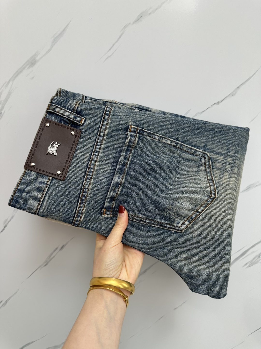 NO:162608,BURB official website counter is available simultaneously, original singles, super stylish jeans, customized original washing denim fabric, unique design, top-grade printed craft letter pattern logo, original hardware and auxiliary decoration, extremely top-notch jeans, the materials and craftsmanship are extremely luxurious and exquisite, extremely high-end, handsome and stylish, recommended, digits 29-38, burberry, jeans, alexander wang19860909BURB 官网专柜同步有售,原单狠货,超级有范儿的一款牛仔裤,定制原版水洗牛仔面料,独特设计,顶级印花工艺字母图案logo,原版五金辅料装饰,极为翘楚的一款牛仔裤,用料与工艺都极致奢华精湛,档次极高,上身帅气有型,推荐,码数29—38,,burberry,jeans,alexander wang,Men's clothing