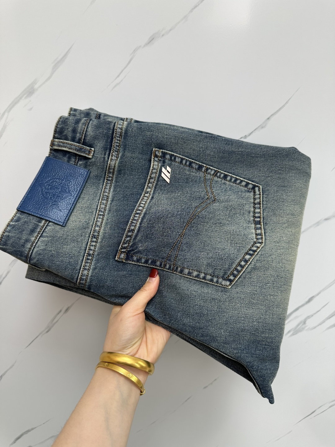 NO:162621,The official website counter is available at the same time, original singles are ruthless, super stylish jeans, customized original washing denim fabric, unique design, top-grade printing craft letter pattern logo, original hardware and auxiliary decoration, extremely superior jeans, the materials and craftsmanship are extremely luxurious and exquisite, extremely high-end, handsome and stylish, recommended, digits 28-36, jeans, alexander wang19860909官网专柜同步有售,原单狠货,超级有范儿的一款牛仔裤,定制原版水洗牛仔面料,独特设计,顶级印花工艺字母图案logo,原版五金辅料装饰,极为翘楚的一款牛仔裤,用料与工艺都极致奢华精湛,档次极高,上身帅气有型,推荐,码数28—36,,jeans,alexander wang,Men's clothing