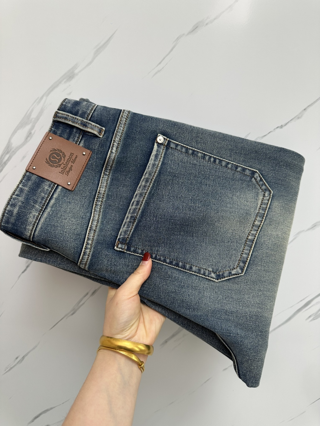 NO:162638,The official website counter is available at the same time, original singles are ruthless, super stylish jeans, customized original washing denim fabric, unique design, top-grade printing craft letter pattern logo, original hardware and auxiliary decoration, extremely superior jeans, the materials and craftsmanship are extremely luxurious and exquisite, extremely high-end, handsome and stylish, recommended, digits 28-36, jeans, alexander wang19860909官网专柜同步有售,原单狠货,超级有范儿的一款牛仔裤,定制原版水洗牛仔面料,独特设计,顶级印花工艺字母图案logo,原版五金辅料装饰,极为翘楚的一款牛仔裤,用料与工艺都极致奢华精湛,档次极高,上身帅气有型,推荐,码数28—36,,jeans,alexander wang,Men's clothing