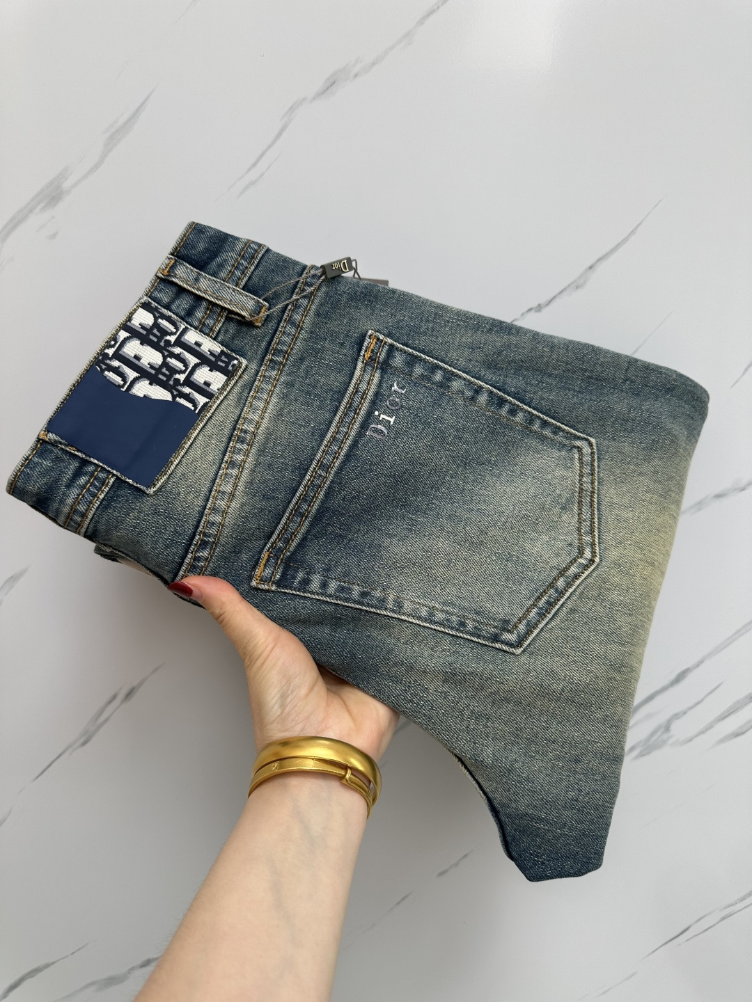 NO:162611,DIOR 25 Spring and summer original single men's fashion casual tannin jeans, Hong Kong foreign business channel goods, high-end Japanese OEM production, heavy platinum-grade products, counter same channel orders, 8K !  Officially announced the style of painting album poster!  Predictable single items, a pair of jeans dominated by fabrics and craftsmanship, abandons the previous style and tone and takes the minimalist route. They are very pure and neat and clean, and the level of control in terms of dressing is not limited. They can be business or casual and fashionable, both solemn and harmonious, and have a full aura!  Customer-supplied high-quality imported denim original color fabric, specially selected Japanese Okayama pure 13oz ounce denim fabric, heavy environmentally friendly plant enzyme washing process, the texture has a light retro color, which is quite beautiful. The fabric is soft and delicate after washing, but has a strong bones and a little elastic, providing an excellent comfort experience, without any damage to the craft elements throughout the body, retaining the purest tannin color!  The details are impeccable, perfectly following the elements of the new season. The latest waist leather mark highlights the brand characteristics. Combined with elegant brand elements, it highlights the quality of the details. It is equipped with the iconic twisted buttons of the season, which adds a lot of visual points. It is fashionable and modern, and is very exquisite. It highlights the brand identity in the details and strongly reflects the overall luxury and high-end feeling!  The color matching is a classic and fashionable high-end counter color, with tough and capable lines, which meets the most popular color for men. It is very pure saturation gray, with perfect style and excellent hip lifting effect. It can easily sweep any top matching in the wardrobe. It has extensive compatibility and is satisfied with various daily outfits. It has a lot of upper body styles and must-have trousers for quality control and denim control!  Color blue Size 29 30 31 32 33 34 36 38,,dior,jeans,alexander wang19860909DIOR 25 春夏原单男士时装休闲丹宁牛仔裤,香港洋行渠道货,高端日本代工出品,重磅白金级臻品,专柜同渠道订单,8K ！官宣画册海报穿搭款！ 可预测性的爆卖单品,以面料和工艺为主导的一款牛仔裤,摒弃了以往的风格与基调,走了极简的路线,非常纯粹且利落干净,穿搭性方面驾驭层次不受局限,即可商务也可休闲时髦,亦庄亦谐,自带满格气场！ 客供高级进口的丹宁原色面料,特选日本冈山纯正13oz 盎司牛仔布料,重磅环保植物酵素水洗工艺,肌理有着淡淡的复古色彩,相当漂亮,面料经过水洗后柔软细腻,但筋骨感极强,且略带弹力,提供了绝佳的舒适体验,通身无任何工艺元素破坏,保留了最纯粹的丹宁本色！ 细节无可挑剔,完美沿袭了新一季的元素,最新的腰部皮标彰显了品牌特质,结合优雅的品牌元素,凸显了细节之品质感,搭载当季标志性扭曲纽扣,视觉方面加分不少,时髦而摩登,非常精湛,于细节之处即彰显了品牌身份又强烈体现出整体的奢华与高级感！ 配色属于经典时尚高级专柜色,硬朗干练的线条,符合男性最为心头好的色调,非常纯粹的饱和度灰,版型剪裁完美,提臀修身效果绝佳,可轻松横扫衣橱任何的上装搭配,兼容性广泛,满足于日常各种穿搭,上身型款十足,于品质控及牛仔迷控者必入型裤装！ 颜色蓝色 尺码29 30 31 32 33 34 36 38,,dior,jeans,alexander wang,Men's clothing