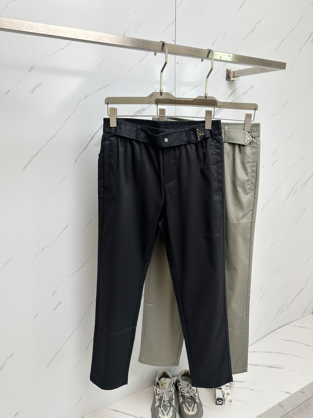 NO:452044,PRADA 2025 early spring new style. The imported fabric style is simple and versatile, not picky about people and full of details!  The zippers on both sides of the trouser pockets are very highlights, but they don’t look too high-profile. The upper body is handsome and stylish, and the tone is full of style. The waist, the overall tailoring, the upper body effect are impeccable, and the style is excellent. Whether you are at work or at leisure, you can perfectly control it. Color black khaki size M-3XL, prada, alexander wang19860909PRADA 2025早春新款.进口面料款式简约百搭款,不挑人穿,细节感十足！裤身口袋两侧拉链非常有亮点,但也不会显得过于高调.上身帅气有型,腔调十足.腰头的做工,整体的剪裁,上身效果都无可挑剔,版型超赞；无论是上班还是休闲,都可以完美驾驭. 颜色黑色 卡其 码数M-3XL,,prada,alexander wang,Men's clothing