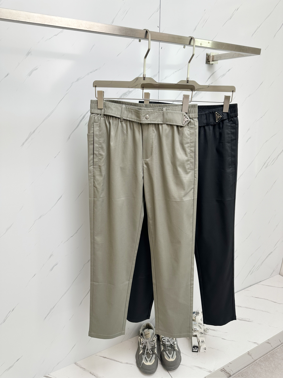 NO:162614,PRADA 2025 early spring new style. The imported fabric style is simple and versatile, not picky about people and full of details!  The zippers on both sides of the trouser pockets are very highlights, but they don’t look too high-profile. The upper body is handsome and stylish, and the tone is full of style. The waist, the overall tailoring, the upper body effect are impeccable, and the style is excellent. Whether you are at work or at leisure, you can perfectly control it. Color black khaki size M-3XL, prada, alexander wang19860909PRADA 2025早春新款.进口面料款式简约百搭款,不挑人穿,细节感十足！裤身口袋两侧拉链非常有亮点,但也不会显得过于高调.上身帅气有型,腔调十足.腰头的做工,整体的剪裁,上身效果都无可挑剔,版型超赞；无论是上班还是休闲,都可以完美驾驭. 颜色黑色 卡其 码数M-3XL,,prada,alexander wang,Men's clothing