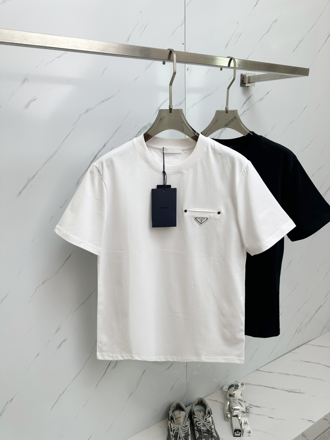 NO:162620,PRADA men's round neck short sleeves, Hong Kong foreign companies channel goods, heavy-weight high-end products, high-end platinum-grade products, 25-year official cabinet new products, limited-edition sales in Europe!  The visual is quite elegant and fashionable, with a distinct recognition, very exquisite and high-end, perfectly identifies the brand identity and has a full sense of savoring. From the main fabric to the detailed craftsmanship, all of which show the ingenuity of fashion and explain the essence of fashion to the extreme!  Customer-supplied high-end imported ready-to-wear fabrics, with perfect comfort and breathability, and the touch experience is self-evident, and the ultimate luxury enjoyment!  The light-produced color scheme has superior compatibility, full of luxury and temperament on the upper body, and is full of style, which conforms to the urban elitist philosophy of life!  za size S- XXL, prada, T-shirt, alexander wang19860909PRADA 男士圆领短袖,香港洋行渠道货,重磅高端臻品,高奢品鉴白金级单品,25年官柜新品,欧洲区域限量售卖款！视觉相当雅致时髦,辨识度颇为鲜明,非常精致而高级,完美标榜了品牌身份,细品韵味十足,从主体面料到细节工艺,无一不彰显时装的匠心所在,将时装的精髓阐释到极致！客供高级进口成衣定织面料,舒适性与透气性完美兼备,触感体验不言而喻,奢华极致享受！轻熟的配色,兼容性优越,上身满满的奢贵感和气质感,型款十足,符合都市精英主义生活哲学！za尺码S- XXL,,prada,T-shirt,alexander wang,Men's clothing