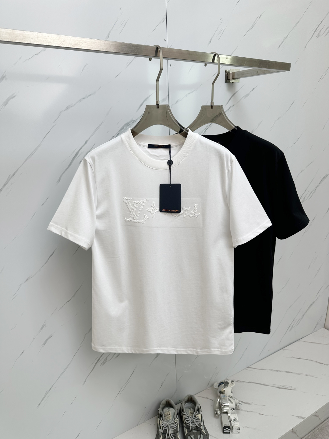 NO:162623,Lv men's round neck short sleeves, Hong Kong foreign companies channel goods, heavy high-end products, high-end platinum-grade products, 25-year official cabinet new products, limited-edition sales in Europe!  The visual is quite elegant and fashionable, with a distinct recognition, very exquisite and high-end, perfectly identifies the brand identity and has a full sense of savoring. From the main fabric to the detailed craftsmanship, all of which show the ingenuity of fashion and explain the essence of fashion to the extreme!  Customer-supplied high-end imported ready-to-wear fabrics, with perfect comfort and breathability, and the touch experience is self-evident, and the ultimate luxury enjoyment!  The light-produced color scheme has superior compatibility, full of luxury and temperament on the upper body, and is full of style, which conforms to the urban elitist philosophy of life!  za size S- XXL, louis vuitton, T-shirt, alexander wang19860909Lv 男士圆领短袖,香港洋行渠道货,重磅高端臻品,高奢品鉴白金级单品,25年官柜新品,欧洲区域限量售卖款！视觉相当雅致时髦,辨识度颇为鲜明,非常精致而高级,完美标榜了品牌身份,细品韵味十足,从主体面料到细节工艺,无一不彰显时装的匠心所在,将时装的精髓阐释到极致！客供高级进口成衣定织面料,舒适性与透气性完美兼备,触感体验不言而喻,奢华极致享受！轻熟的配色,兼容性优越,上身满满的奢贵感和气质感,型款十足,符合都市精英主义生活哲学！za尺码S- XXL,,louis vuitton,T-shirt,alexander wang,Men's clothing