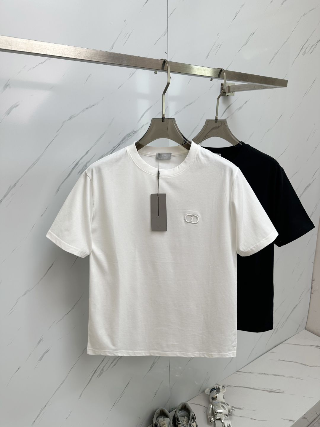 NO:162625,CD Men's round neck short sleeves, Hong Kong foreign companies channel goods, heavy high-end products, high-end platinum-grade products, 25-year official cabinet new products, limited-edition sales in Europe!  The visual is quite elegant and fashionable, with a distinct recognition, very exquisite and high-end, perfectly identifies the brand identity and has a full sense of savoring. From the main fabric to the detailed craftsmanship, all of which show the ingenuity of fashion and explain the essence of fashion to the extreme!  Customer-supplied high-end imported ready-to-wear fabrics, with perfect comfort and breathability, and the touch experience is self-evident, and the ultimate luxury enjoyment!  The light-produced color scheme has superior compatibility, full of luxury and temperament on the upper body, and is full of style, which conforms to the urban elitist philosophy of life!  za size S- XXL, T-shirt,alexander wang19860909CD 男士圆领短袖,香港洋行渠道货,重磅高端臻品,高奢品鉴白金级单品,25年官柜新品,欧洲区域限量售卖款！视觉相当雅致时髦,辨识度颇为鲜明,非常精致而高级,完美标榜了品牌身份,细品韵味十足,从主体面料到细节工艺,无一不彰显时装的匠心所在,将时装的精髓阐释到极致！客供高级进口成衣定织面料,舒适性与透气性完美兼备,触感体验不言而喻,奢华极致享受！轻熟的配色,兼容性优越,上身满满的奢贵感和气质感,型款十足,符合都市精英主义生活哲学！za尺码S- XXL,,T-shirt,alexander wang,Men's clothing