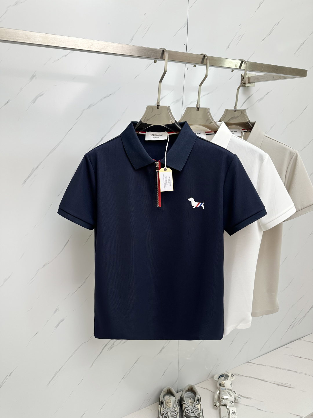 NO:162617,TB 2025ss classic fashion lapel Polo shirt short sleeves trading company channel orders, and the official website is released simultaneously. It is simple and elegant, fashionable and versatile, and the quality is even more unscrupulous!! The quality of the fabric is as high as ever, with the collar and button knitted threads, soft and stylish, breathable and comfortable. The upper body has a good drape, not easy to deform! It is even more difficult to fade! The chest embroidery design makes the overall upper body effect more low-key, luxurious, noble and elegant! It shows a different flavor! Business casual, fashionable and versatile, it is simply a must-have item for every successful man! Number M-3XL, T-shirt, alexander wang19860909TB 2025ss经典时尚翻领 Polo衫短袖 贸易公司渠道订单,官网同步发售,简约大气,时尚百搭,品相更是无法挑剔!!面料这块品质也是一如既往的高规格,,领子和纽扣针织螺纹,柔软有型、透气舒适.上身垂感好,不易变形!更不易褪色! 胸口刺绣设计 使得整体的上身效果更加的低调奢华,高贵典雅!彰显出别样的风味!商务休闲,时尚百搭,简直是每位成功男士的必备单品! 码数M-3XL,,T-shirt,alexander wang,Men's clothing