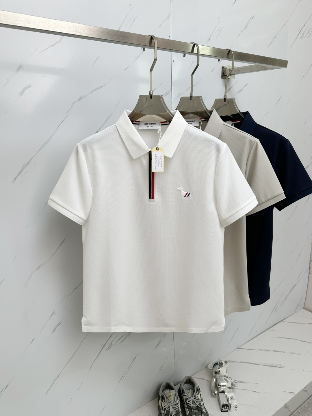 NO:452039,TB 2025ss classic fashion lapel Polo shirt short sleeves trading company channel orders, and the official website is released simultaneously. It is simple and elegant, fashionable and versatile, and the quality is even more unscrupulous!! The quality of the fabric is as high as ever, with the collar and button knitted threads, soft and stylish, breathable and comfortable. The upper body has a good drape, not easy to deform! It is even more difficult to fade! The chest embroidery design makes the overall upper body effect more low-key, luxurious, noble and elegant! It shows a different flavor! Business casual, fashionable and versatile, it is simply a must-have item for every successful man! Number M-3XL, T-shirt, alexander wang19860909TB 2025ss经典时尚翻领 Polo衫短袖 贸易公司渠道订单,官网同步发售,简约大气,时尚百搭,品相更是无法挑剔!!面料这块品质也是一如既往的高规格,,领子和纽扣针织螺纹,柔软有型、透气舒适.上身垂感好,不易变形!更不易褪色! 胸口刺绣设计 使得整体的上身效果更加的低调奢华,高贵典雅!彰显出别样的风味!商务休闲,时尚百搭,简直是每位成功男士的必备单品! 码数M-3XL,,T-shirt,alexander wang,Men's clothing