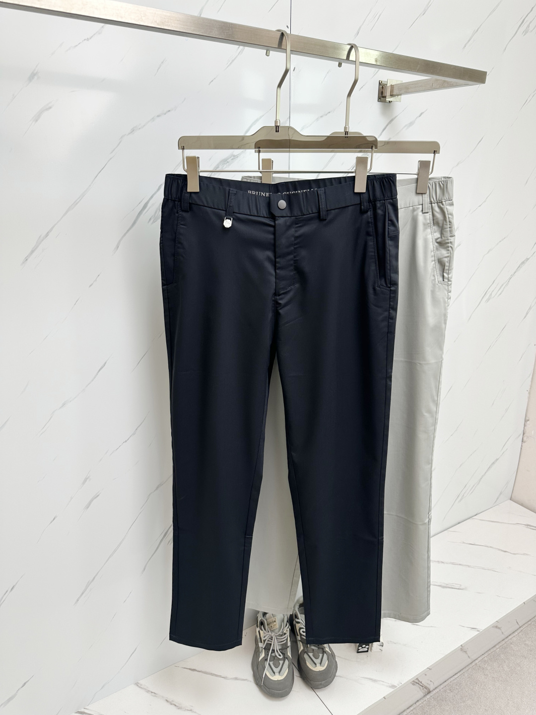 NO:162629,BC 2025SS Early Spring New Product Original Single Men's Suit and Casual Pants A must-have type every season, a hot-selling ace item that needs no doubt, conforms to the best matching color number of the four seasons. The overall style continues the tone of SLP, and integrates a variety of arts and esthetics throughout the body, creating an unruly and individual style!  The details are excellent, very ingenious, and the auxiliary materials are all supplied to customers. The metal chain strongly demonstrates the brand identity, which is very outstanding and impeccable!  Perfect cut Size M-3XL, loro piana, business suit, alexander wang19860909BC 2025SS早春 新品 原单男士西装休闲裤 每季必出的类型,无需质疑的热卖王牌单品,符合四季最佳的搭配色号 整体的风格延续了SLP的基调,通体融入了多种工艺美学,浑然天成,缔造出不羁与个性的风格！细节方面极为出色,非常匠心考究,通体的辅料皆为客供 金属链条有力彰显了品牌身份,相当出色,无可挑剔！版型剪裁完美 尺码 M-3XL,,loro piana,business suit,alexander wang,Men's clothing