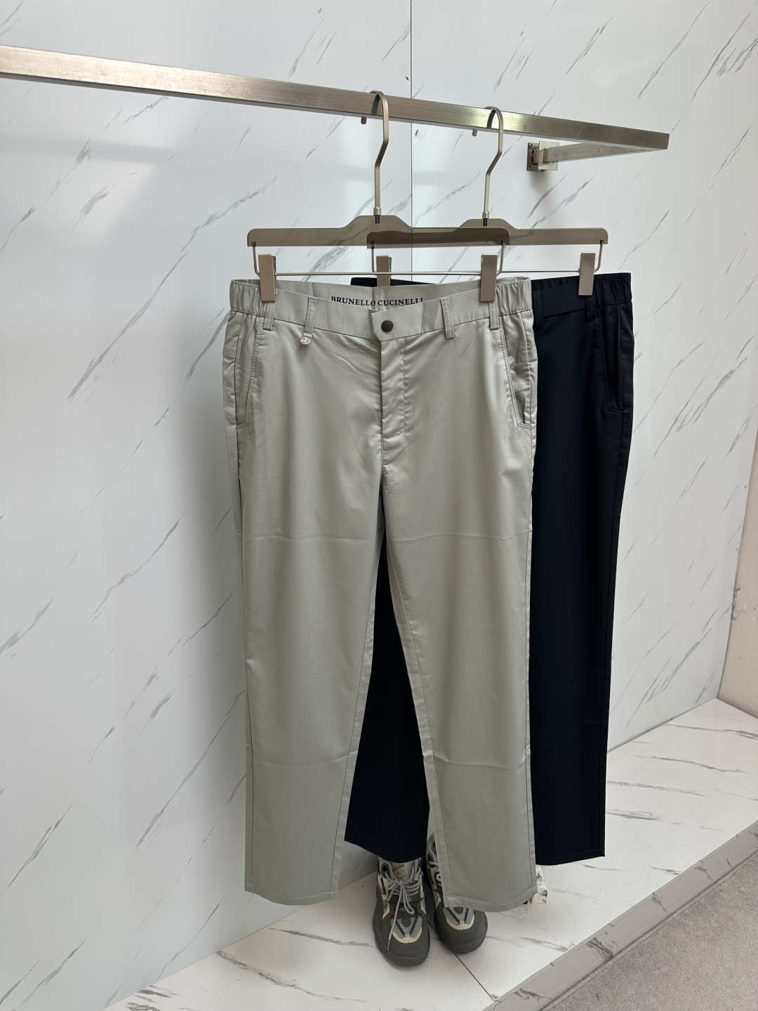 NO:452033,BC 2025SS Early Spring New Product Original Single Men's Suit and Casual Pants A must-have type every season, a hot-selling ace item that needs no doubt, conforms to the best matching color number of the four seasons. The overall style continues the tone of SLP, and integrates a variety of arts and esthetics throughout the body, creating an unruly and individual style!  The details are excellent, very ingenious, and the auxiliary materials are all supplied to customers. The metal chain strongly demonstrates the brand identity, which is very outstanding and impeccable!  Perfect cut Size M-3XL, loro piana, business suit, alexander wang19860909BC 2025SS早春 新品 原单男士西装休闲裤 每季必出的类型,无需质疑的热卖王牌单品,符合四季最佳的搭配色号 整体的风格延续了SLP的基调,通体融入了多种工艺美学,浑然天成,缔造出不羁与个性的风格！细节方面极为出色,非常匠心考究,通体的辅料皆为客供 金属链条有力彰显了品牌身份,相当出色,无可挑剔！版型剪裁完美 尺码 M-3XL,,loro piana,business suit,alexander wang,Men's clothing