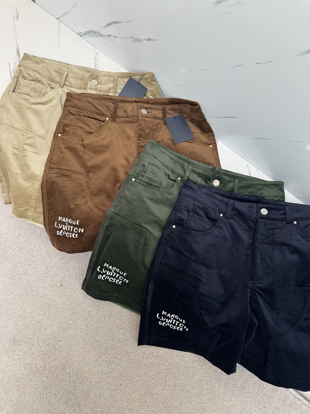 NO:162630,2025/Hot-selling spot [Original custom-made L-home pit strip washing corduroy patch flat waist casual shorts are made of imported fabrics, ordered and dyed, and the upper body is full of high-end feeling. This fabric is very comfortable to wear, and it will not have a hard feeling. The pattern will be very delicate. It is a very good fabric. The upper body effect is satisfactory. Of course, the cost is relatively higher. After all, the materials used for the fabric are different. - Combine the texture with the actual wear. The cloth surface is soft and the feel is very smooth, making it a favorite choice for everyone. Four colors are available. Number M-3XL,,louis vuitton, shorts, alexander wang198609092025/爆款现货【原版订制L家 坑条洗水灯芯绒贴布平腰休闲短裤 采用进口面料,订染色,上身满满的高级感,这种面料穿起来非常舒适,不会有硬邦邦的感觉,而且纹路会非常细腻,是非常好的面料,上身效果令人感到满意 当然成本相对来说也比较高一些,毕竟面料所选用的材质是不一样,-将质感与实穿结合 布面光泽柔和,手感也非常细滑,成为众人最爱的选择 四色可选 码数M-3XL,,louis vuitton,shorts,alexander wang,Men's clothing