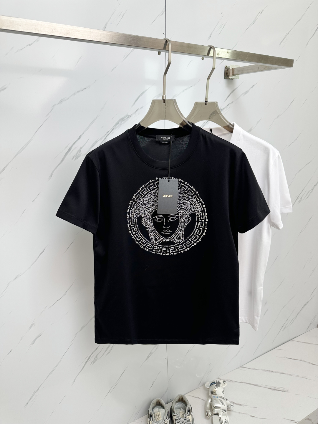 NO:162627,VERS 2025 spring and summer new style first-time counter latest short-sleeved round-neck T-shirt, high-end customization, avant-garde and fashionable design!  Brand logo is heavy on craftsmanship design, high-end customized fabric, soft feel, comfortable to wear, exquisite counter-level car lines, fine workmanship, and invincible and handsome upper body effect!  A must-have item for handsome men!  Color code M—4XL, versace, T-shirt,tees, t-shirt,alexander wang19860909VERS 2025春夏新款首发专柜最新款短袖圆领T恤 高端订制 设计前卫时尚！品牌logo重工艺设计 高端定制面料 手感柔软.穿着舒适.专柜级别精致车线.做工精细.上身效果无敌帅气！型男必备单品！颜色码数M—4XL,,versace,T-shirt,tees，t-shirt,alexander wang,Men's clothing