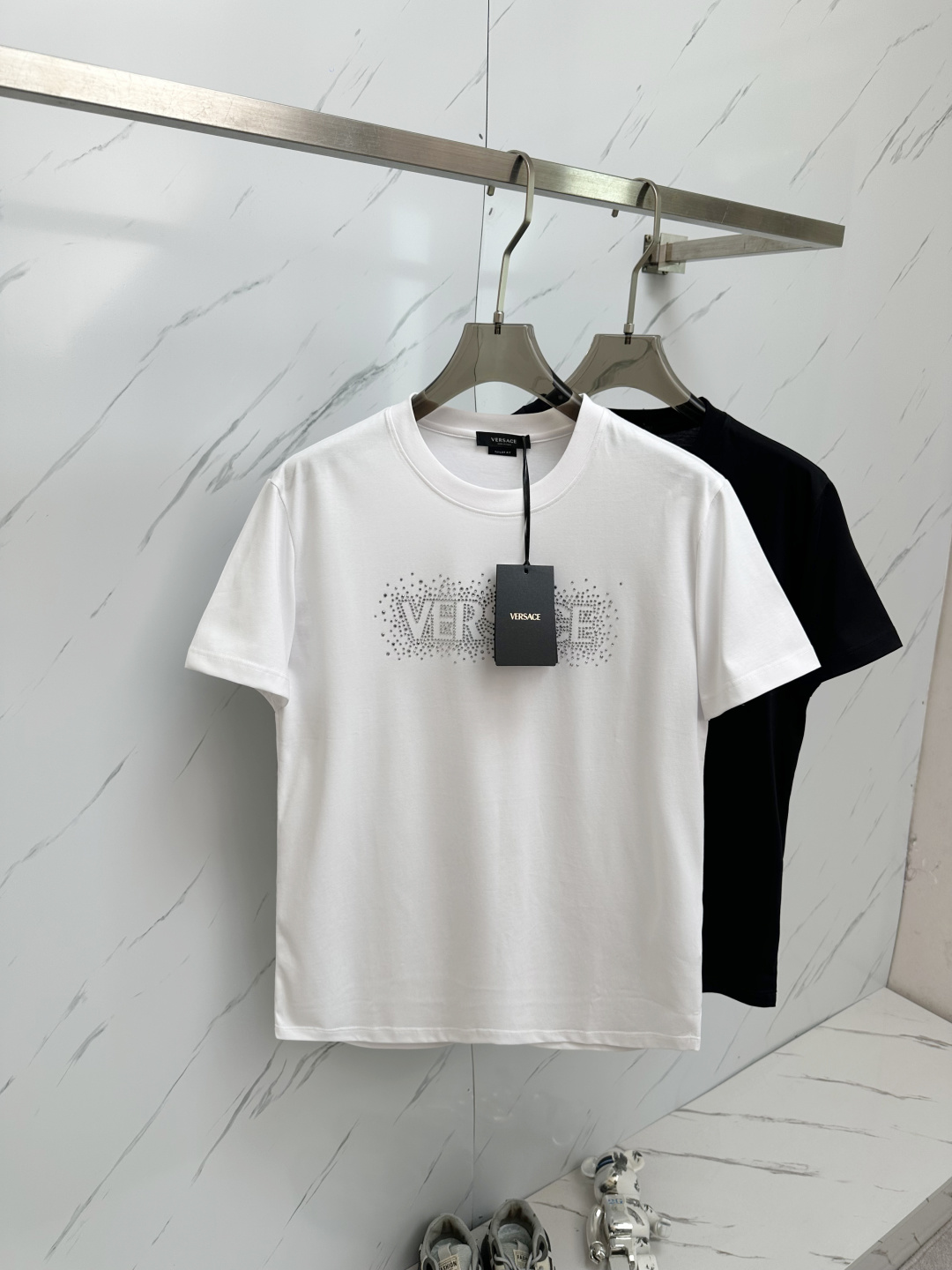 NO:452037,VERS 2025 spring and summer new style first-time counter latest short-sleeved round-neck T-shirt, high-end customization, avant-garde and fashionable design!  Brand logo is heavy on craftsmanship design, high-end customized fabric, soft feel, comfortable to wear, exquisite counter-level car lines, fine workmanship, and invincible and handsome upper body effect!  A must-have item for handsome men!  Color code M—4XL, versace, T-shirt,tees, t-shirt,alexander wang19860909VERS 2025春夏新款首发专柜最新款短袖圆领T恤 高端订制 设计前卫时尚！品牌logo重工艺设计 高端定制面料 手感柔软.穿着舒适.专柜级别精致车线.做工精细.上身效果无敌帅气！型男必备单品！颜色码数M—4XL,,versace,T-shirt,tees，t-shirt,alexander wang,Men's clothing