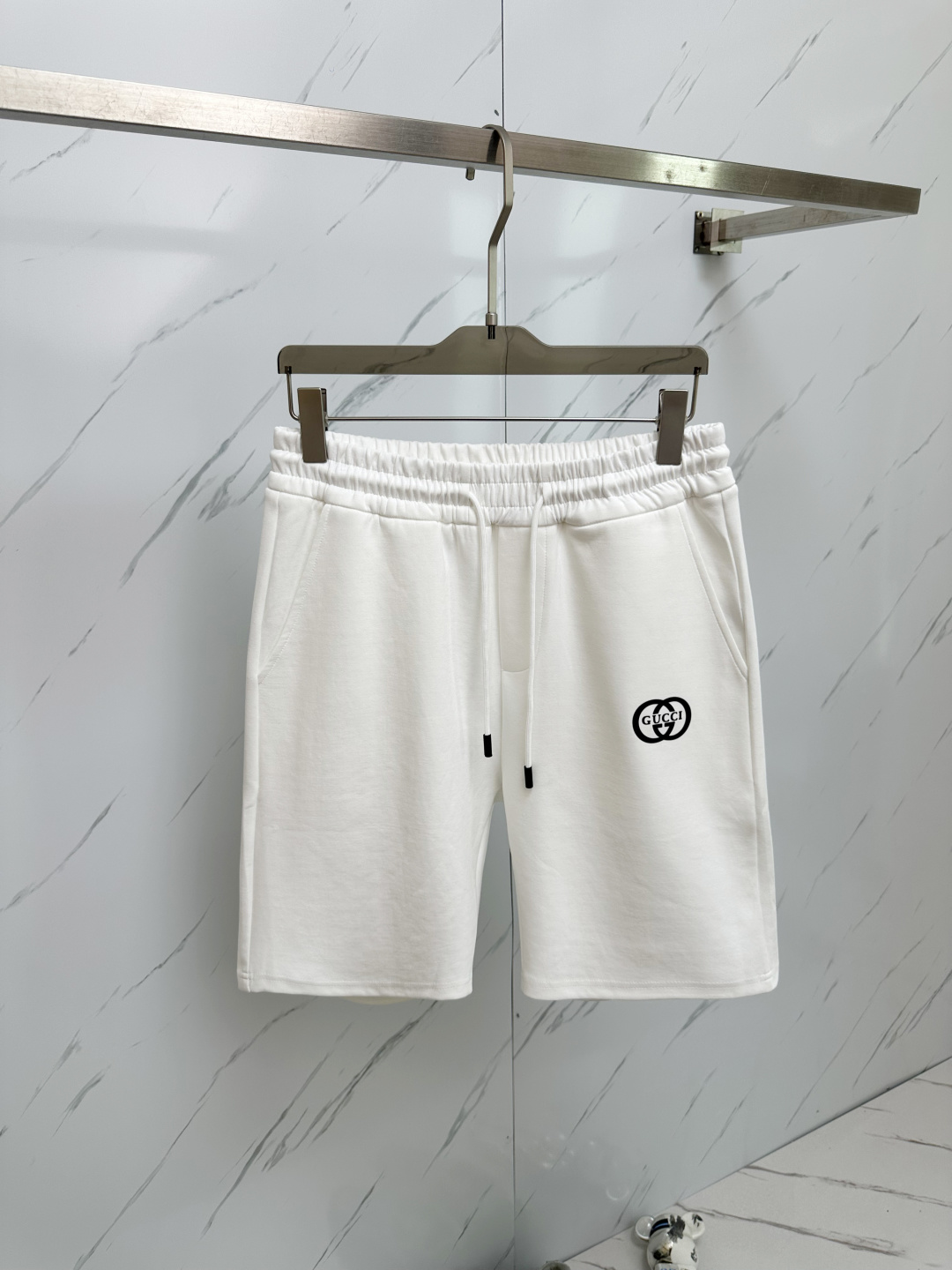 NO:140174,GUCCI exclusively offers new casual shorts, high-end version!  Customized fabrics for counters are breathable and comfortable, with impeccable details, and the brand element design concept reflects high quality. The feel is delicate and soft!  It is casually cut, with a great upper body style!  Code number M-3XL, gucci, shorts, alexander wang19860909GUCCI 独家专供新款休闲短裤,高端版本！专柜定制面料 透气舒适度高,细节无可挑剔,品牌元素设计理念,体现高品质.手感细腻柔软！呈现休闲裁剪,上身版型超赞！码数M—3XL,,gucci,shorts,alexander wang,Men's clothing