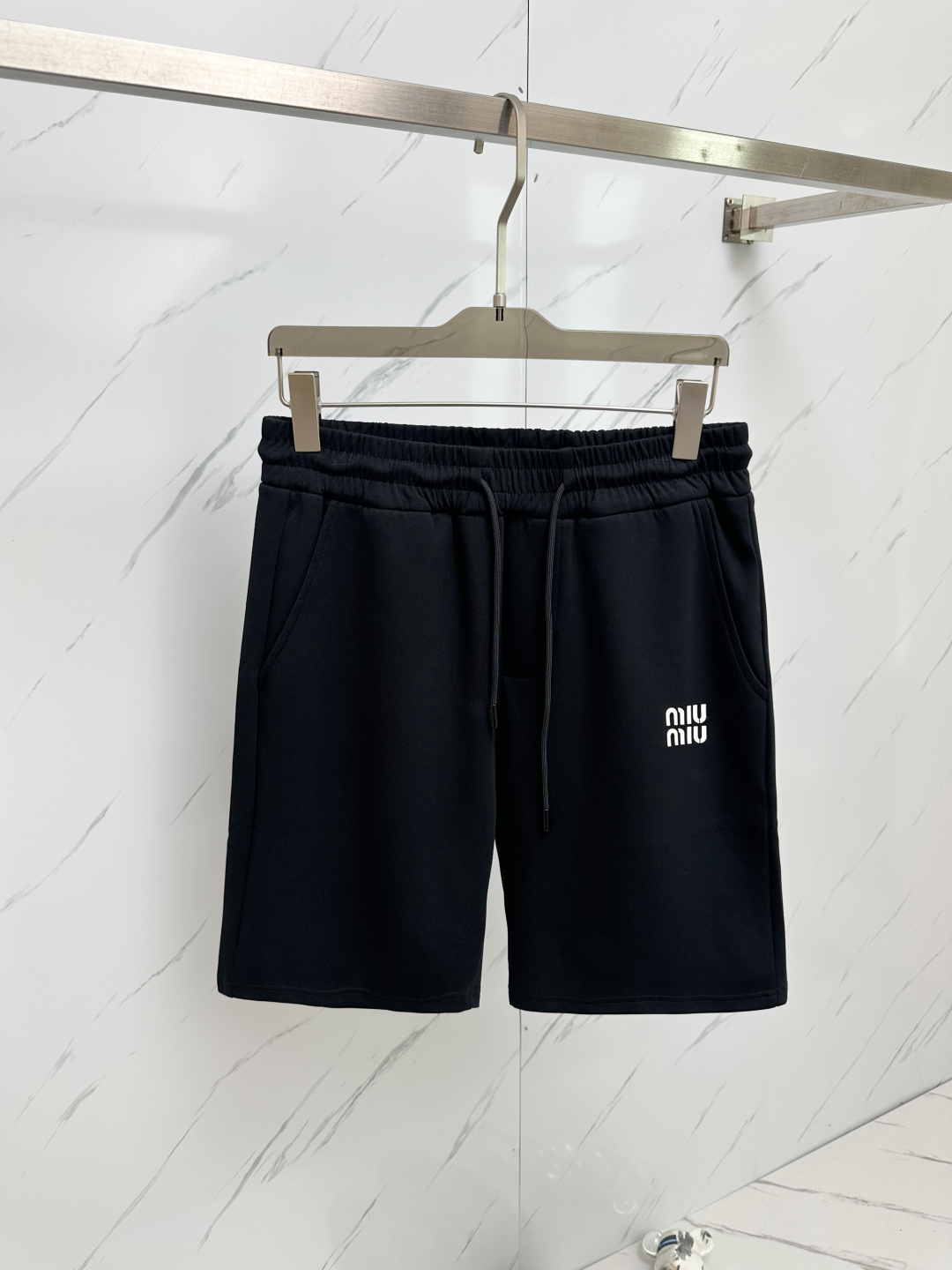 NO:140155,MIU exclusively offers new casual shorts, high-end version!  Customized fabrics for counters are breathable and comfortable, with impeccable details, and the brand element design concept reflects high quality. The feel is delicate and soft!  It is casually cut, with a great upper body style!  Code number M-3XL, miumiu, shorts, alexander wang19860909MIU 独家专供新款休闲短裤,高端版本！专柜定制面料 透气舒适度高,细节无可挑剔,品牌元素设计理念,体现高品质.手感细腻柔软！呈现休闲裁剪,上身版型超赞！码数M—3XL,,miumiu,shorts,alexander wang,Men's clothing