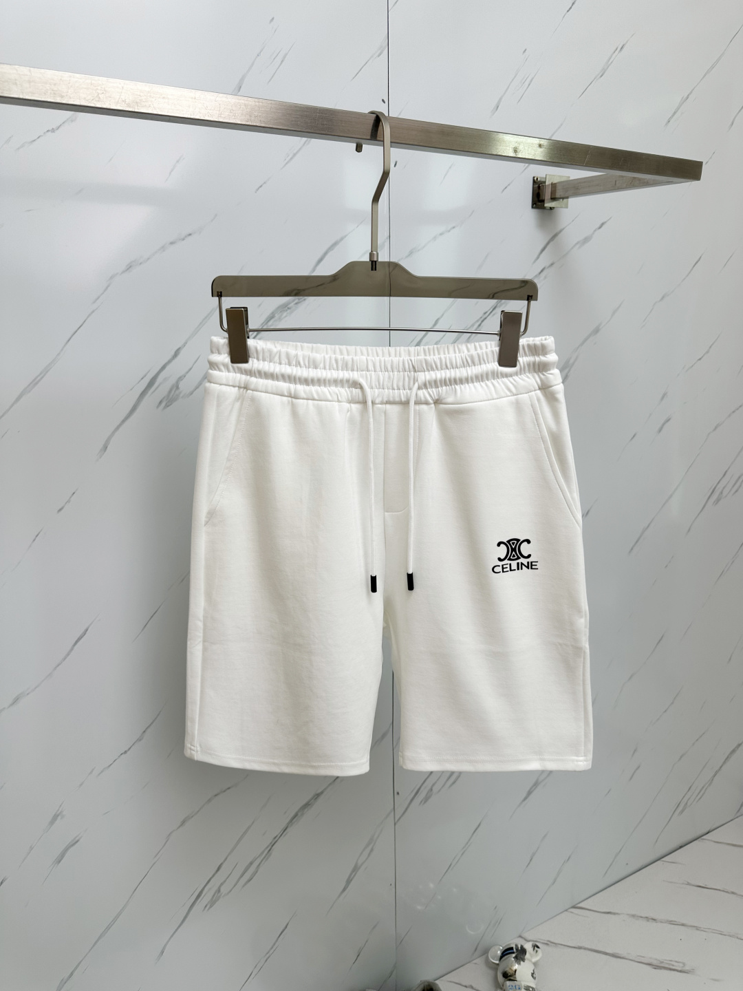 NO:140152,CEL exclusively offers new casual shorts, high-end version!  Customized fabrics for counters are breathable and comfortable, with impeccable details, and the brand element design concept reflects high quality. The feel is delicate and soft!  It is casually cut, with a great upper body style!  Code number M—3XL, shorts,alexander wang19860909CEL 独家专供新款休闲短裤,高端版本！专柜定制面料 透气舒适度高,细节无可挑剔,品牌元素设计理念,体现高品质.手感细腻柔软！呈现休闲裁剪,上身版型超赞！码数M—3XL,,shorts,alexander wang,Men's clothing