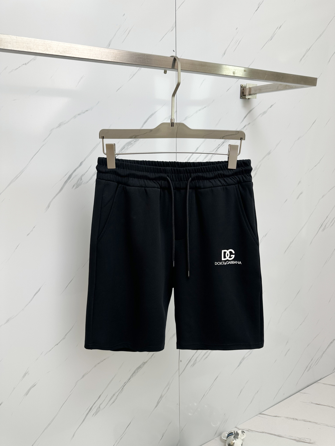 NO:140158,DG exclusively offers new casual shorts, high-end version!  Customized fabrics for counters are breathable and comfortable, with impeccable details, and the brand element design concept reflects high quality. The feel is delicate and soft!  It is casually cut, with a great upper body style!  Code number M-3XL, Dolce & Gabbana, shorts, alexander wang19860909DG 独家专供新款休闲短裤,高端版本！专柜定制面料 透气舒适度高,细节无可挑剔,品牌元素设计理念,体现高品质.手感细腻柔软！呈现休闲裁剪,上身版型超赞！码数M—3XL,,Dolce&Gabbana,shorts,alexander wang,Men's clothing