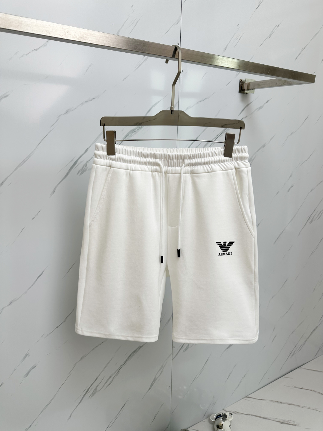 NO:140161,Amani exclusively offers new casual shorts, high-end version!  Customized fabrics for counters are breathable and comfortable, with impeccable details, and the brand element design concept reflects high quality. The feel is delicate and soft!  It is casually cut, with a great upper body style!  Code number M—3XL, shorts,alexander wang19860909Amani 独家专供新款休闲短裤,高端版本！专柜定制面料 透气舒适度高,细节无可挑剔,品牌元素设计理念,体现高品质.手感细腻柔软！呈现休闲裁剪,上身版型超赞！码数M—3XL,,shorts,alexander wang,Men's clothing