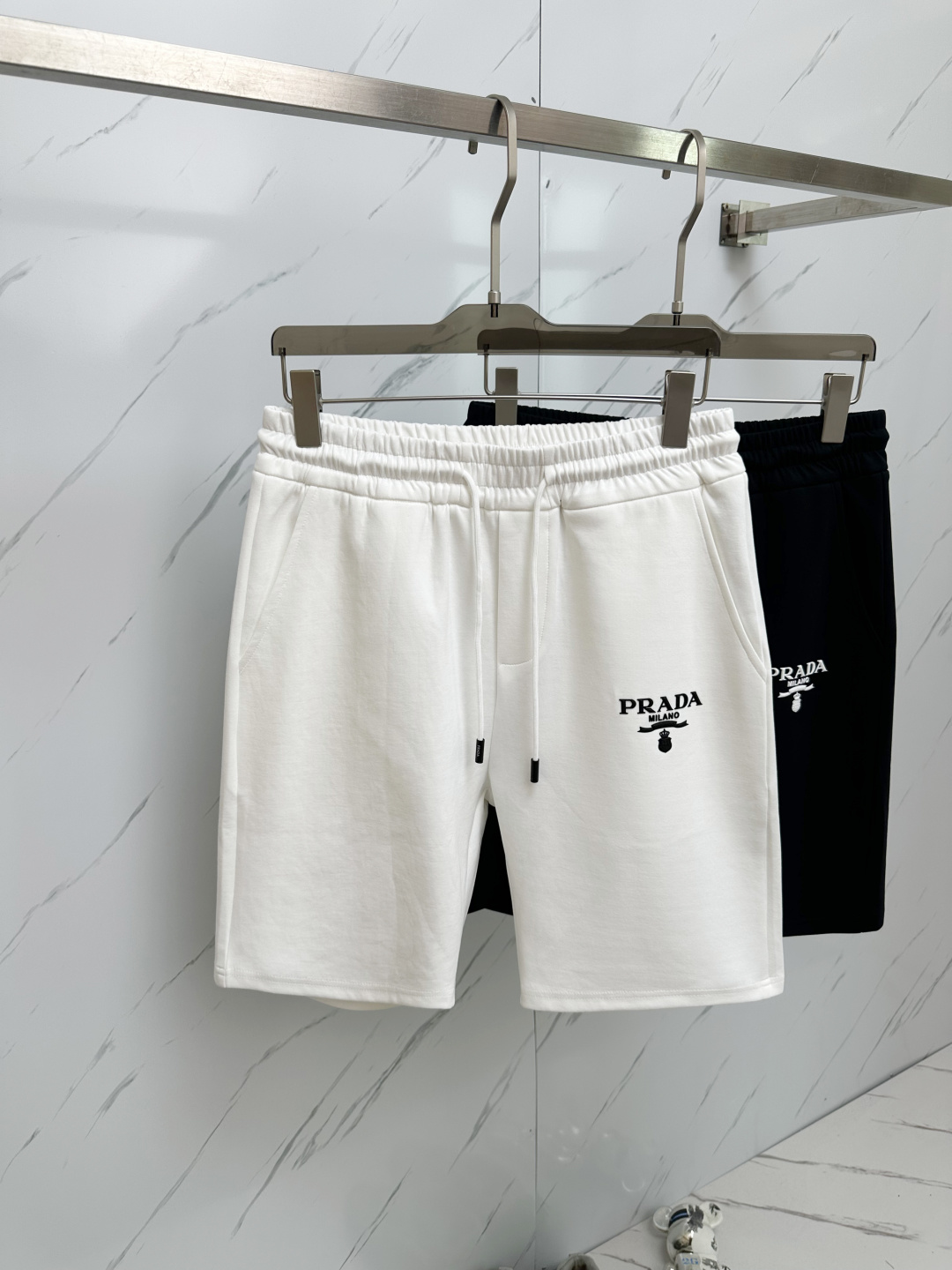 NO:140165,PRADA exclusively offers new casual shorts, high-end version!  Customized fabrics for counters are breathable and comfortable, with impeccable details, and the brand element design concept reflects high quality. The feel is delicate and soft!  It is casually cut, with a great upper body style!  Code number M-3XL, prada, shorts, alexander wang19860909PRADA 独家专供新款休闲短裤,高端版本！专柜定制面料 透气舒适度高,细节无可挑剔,品牌元素设计理念,体现高品质.手感细腻柔软！呈现休闲裁剪,上身版型超赞！码数M—3XL,,prada,shorts,alexander wang,Men's clothing