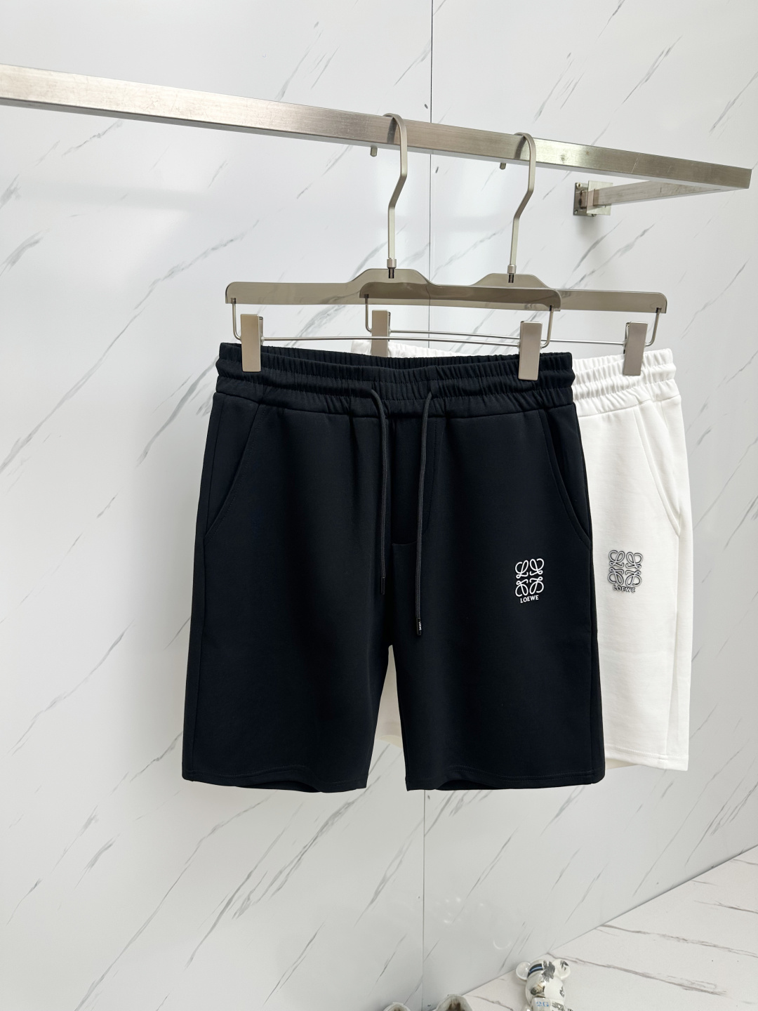 NO:140149,LOEWE exclusively offers new casual shorts, high-end version!  Customized fabrics for counters are breathable and comfortable, with impeccable details, and the brand element design concept reflects high quality. The feel is delicate and soft!  It is casually cut, with a great upper body style!  Code number M—3XL, loewe, shorts, alexander wang19860909LOEWE 独家专供新款休闲短裤,高端版本！专柜定制面料 透气舒适度高,细节无可挑剔,品牌元素设计理念,体现高品质.手感细腻柔软！呈现休闲裁剪,上身版型超赞！码数M—3XL,,loewe,shorts,alexander wang,Men's clothing