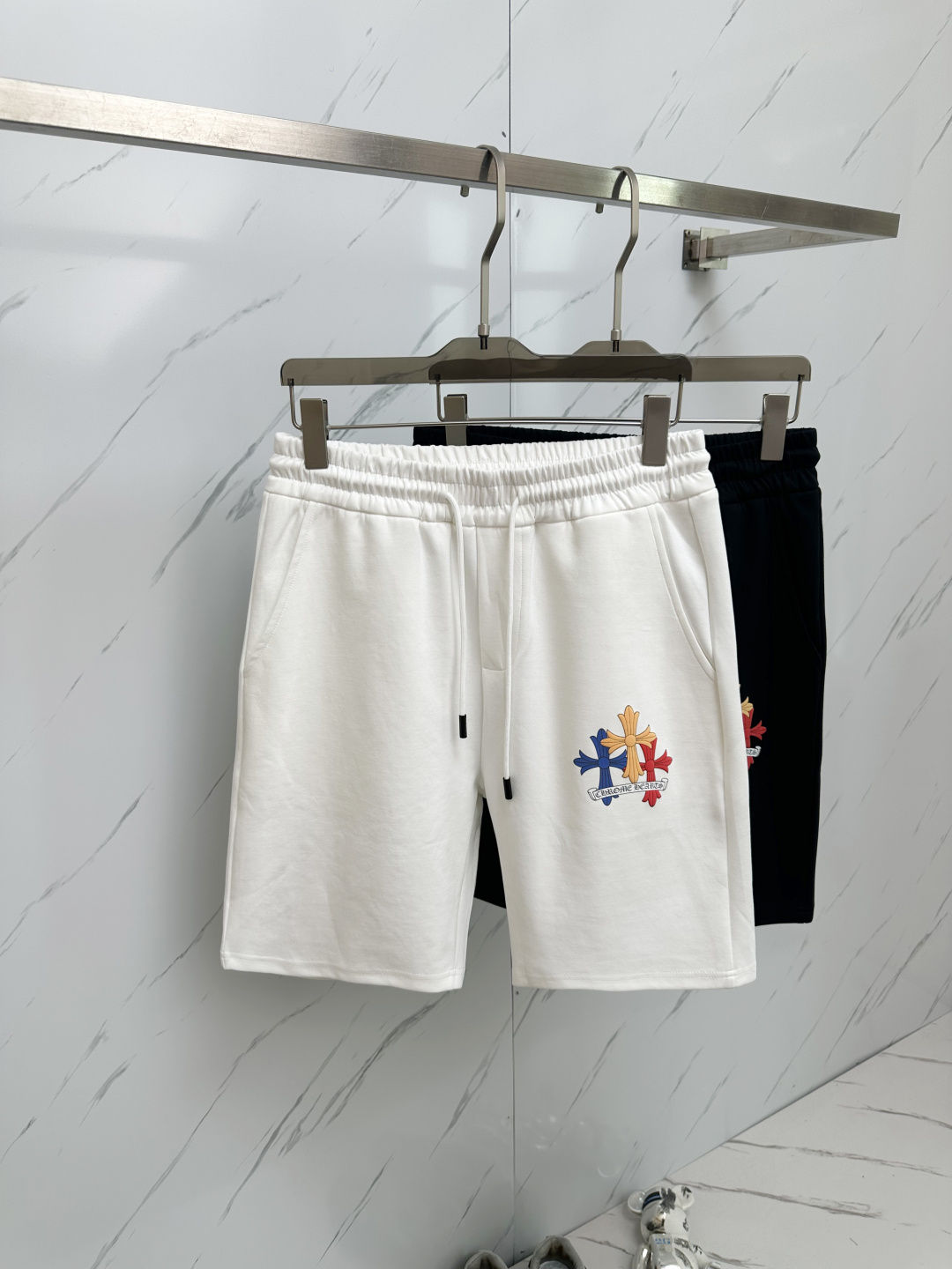 NO:140169,Croxin exclusively offers new casual shorts, high-end version!  Customized fabrics for counters are breathable and comfortable, with impeccable details, and the brand element design concept reflects high quality. The feel is delicate and soft!  It is casually cut, with a great upper body style!  Code number M—3XL, chrome hearts, shorts, alexander wang19860909克罗心 独家专供新款休闲短裤,高端版本！专柜定制面料 透气舒适度高,细节无可挑剔,品牌元素设计理念,体现高品质.手感细腻柔软！呈现休闲裁剪,上身版型超赞！码数M—3XL,,chrome hearts,shorts,alexander wang,Men's clothing