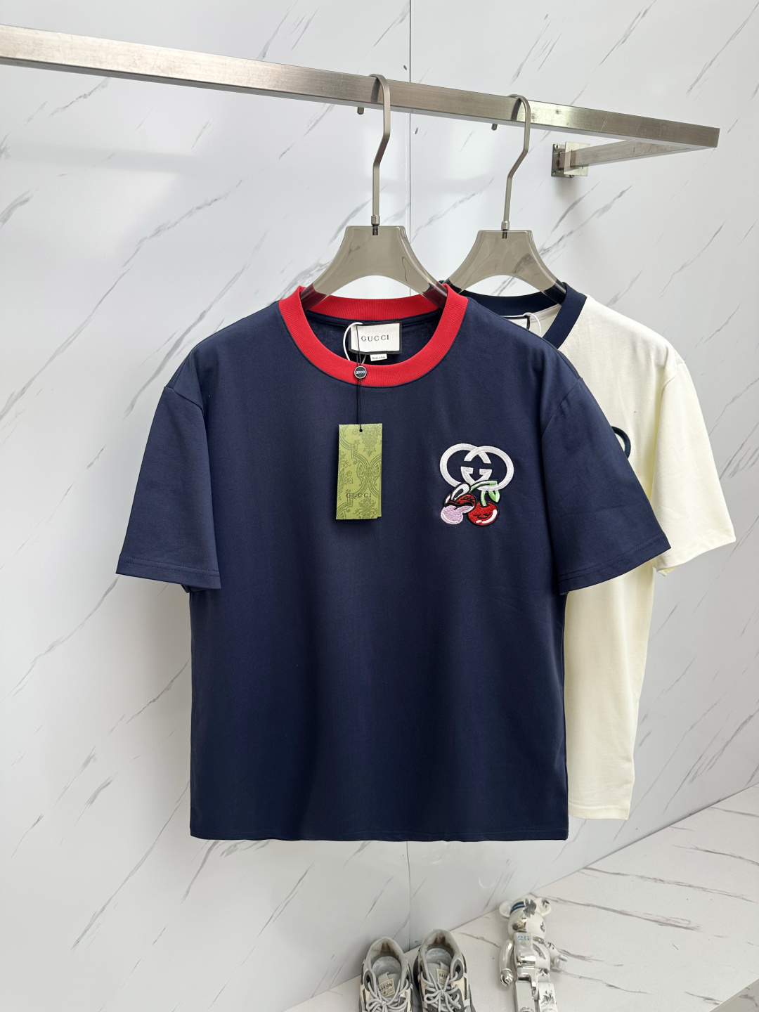 NO:140180,GUCCI 2025ss summer latest product, available at the counter at the same time, original single ruthless goods, fashionable and casual round neck short-sleeved T-shirt, comfortable upper body!  Eye-catching and highlighted, using imported original fabric, top-grade craft letter pattern logo, simple but not lacking in fashion, fashionable and handsome, 2 colors recommended, code number S-XXL, gucci, T-shirt, tees, t-shirt, alexander wang19860909GUCCI 2025ss夏季最新品,专柜同步有售,原单狠货,时尚休闲圆领短袖T恤,上身舒适！吸睛而有亮点,采用进口原版面料,顶级工艺字母图案logo,简单而不失时尚,上身时尚帅气,2色推荐,码数S—XXL,,gucci,T-shirt,tees，t-shirt,alexander wang,Men's clothing