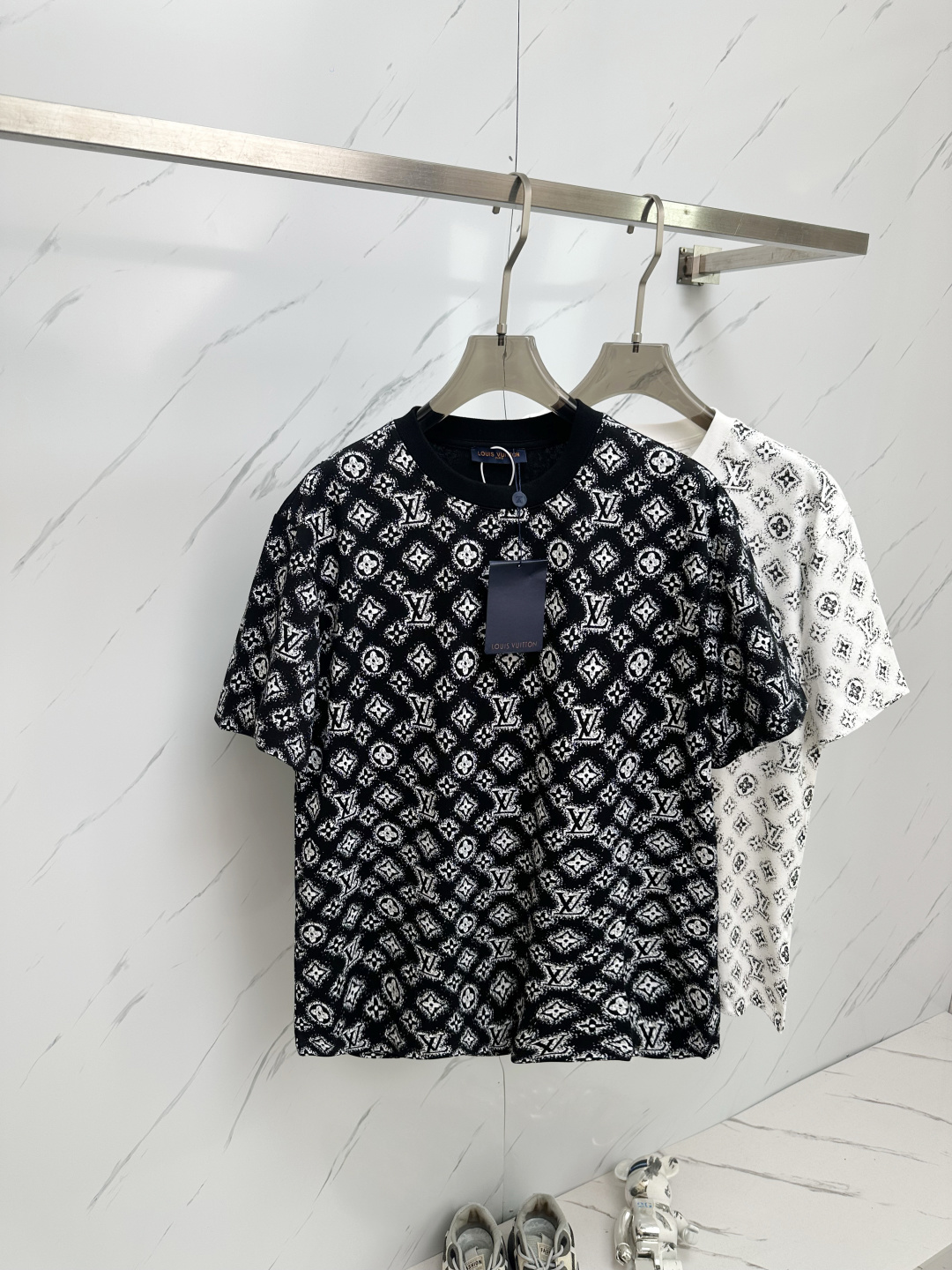 NO:140177,The latest products of LV 2025ss summer, available at the same time as the counter, original singles, fashionable and casual round neck short-sleeved T-shirt, comfortable on the upper body!  Eye-catching and highlighted, using imported original fabric, top-grade craft letter pattern logo, simple but not lacking in fashion, fashionable and handsome, 2 colors recommended, code number S-XXL,,louis vuitton, T-shirt,tees, t-shirt,alexander wang19860909LV 2025ss夏季最新品,专柜同步有售,原单狠货,时尚休闲圆领短袖T恤,上身舒适！吸睛而有亮点,采用进口原版面料,顶级工艺字母图案logo,简单而不失时尚,上身时尚帅气,2色推荐,码数S—XXL,,louis vuitton,T-shirt,tees，t-shirt,alexander wang,Men's clothing