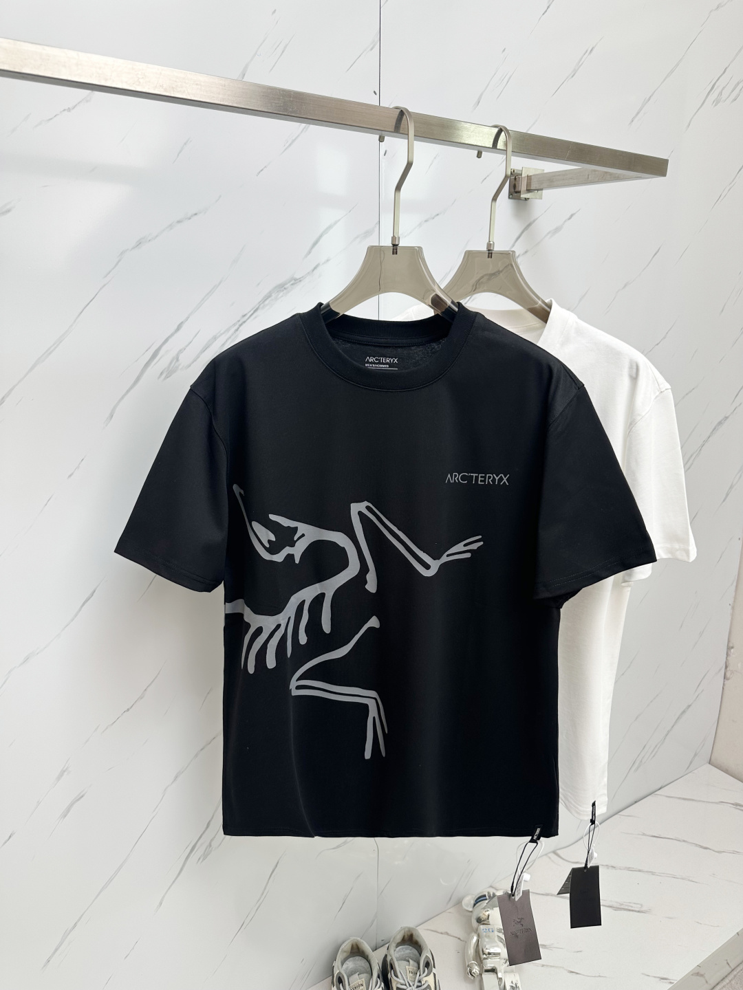 NO:140173,The latest product of Bird 2025ss summer, available at the counter at the same time, original single ruthless goods, fashionable and casual round neck short-sleeved T-shirt, comfortable upper body!  Eye-catching and highlighted, using imported original fabric, top-grade craft letter pattern logo, simple but not lacking in fashion, fashionable and handsome, 2 colors recommended, code number S-XXL,, T-shirt,tees, t-shirt,alexander wang19860909鸟2025ss夏季最新品,专柜同步有售,原单狠货,时尚休闲圆领短袖T恤,上身舒适！吸睛而有亮点,采用进口原版面料,顶级工艺字母图案logo,简单而不失时尚,上身时尚帅气,2色推荐,码数S—XXL,,T-shirt,tees，t-shirt,alexander wang,Men's clothing