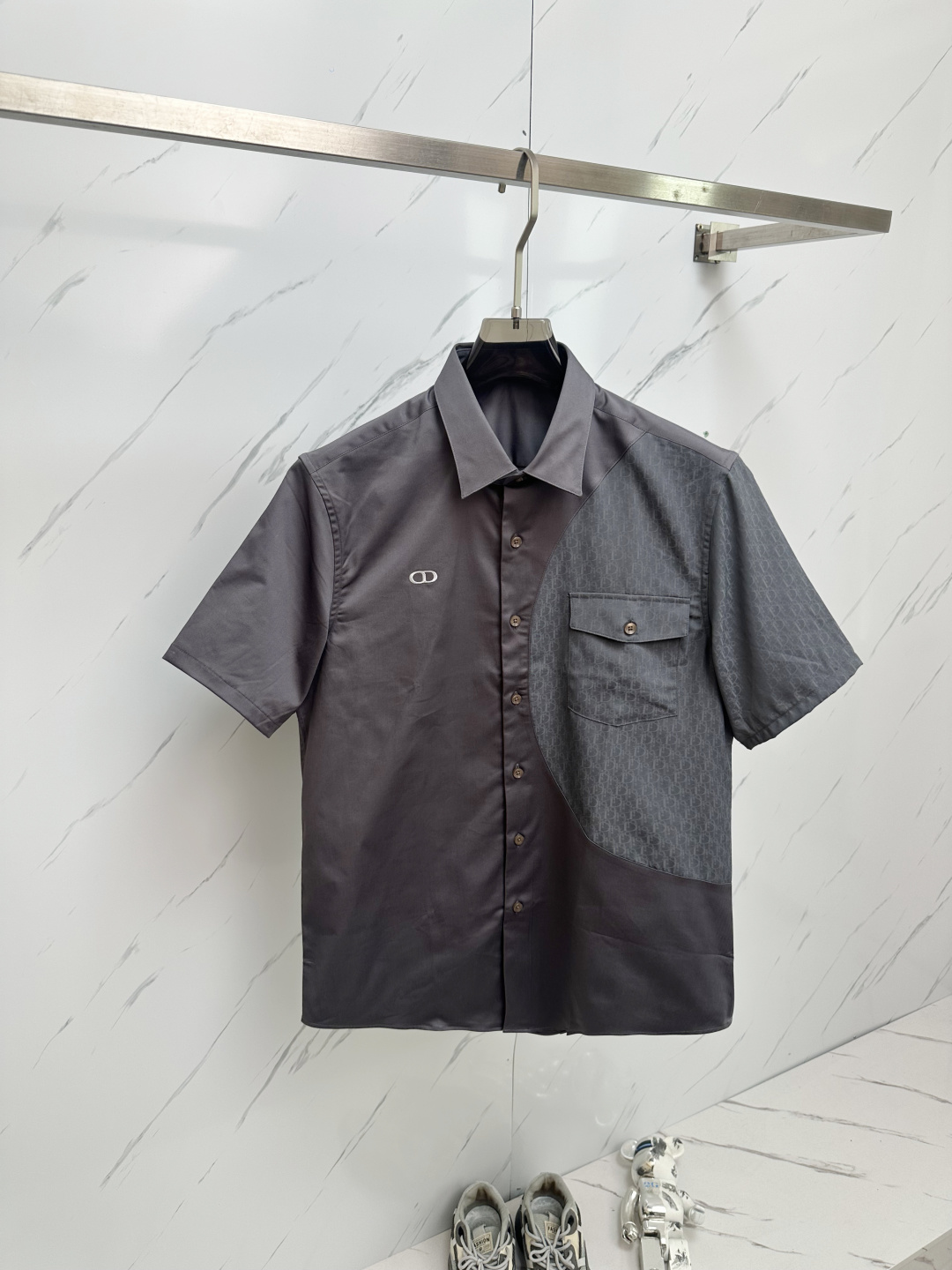 NO:140170,Do jacquard spliced ​​sleeve shirt Dio* counter for sale Classic preschool series spliced ​​silk long-sleeved shirt Customized high-density high-string clean color spliced ​​shirt fabric decorated with Oblique two-color jacquard pair spliced ​​version Lutai silk cotton blend fabric process Different angles and different color feedback Different from the lower version Open mold custom mother-of-pearl buttons The same style for men and women Customized official website consistent number washing water wheat Exclusive sale. 4 colors are in full white, black, gray, navy blue!  Size: S-xxL.S-shoulder width 44cm-bust 105cm-back mid-back mid-sleeved 77cm-sleeved length 26cm M-shoulder width 45cm-bust 109cm-back mid-sleeved 78cm-sleeved length 27cm L-shoulder width 46cm-bust 113cm-back mid-sleeved 79cm-sleeved length 28cm XL-shoulder width 47cm-bust 117cm-back mid-sleeved 80cm-sleeved length 29cm XXL-shoulder width 48cm-bust 121cm-back mid-sleeved 81cm-sleeved length 29cm,,dior,shirts,alexander wang19860909Do提花拼接袖衬衫 Dio*专柜在售款 经典老花系列拼接蚕丝长袖衬衣 定制含蚕丝高密高支净色拼接衬衣面料 饰以Oblique双色提花对拼净版鲁泰丝棉混纺布工艺 不同角度不同光线 有不同的颜色反馈 区别于低版本 开模定制珍珠母贝纽扣 男女同款 定制官网一致编号洗水麦 独家发售. 4色齐发 白色 黑色 灰色 藏青色！ Size: S一xxL.S码肩宽44cm-胸围105cm-后中77cm-袖长26cm M码肩宽45cm-胸围109cm-后中78cm-袖长27 cm L码肩宽46cm-胸围113cm-后中79cm-袖长28 cm XL码肩宽47cm-胸围117cm-后中80cm-袖长29 cm XXL码肩宽48cm-胸围121cm-后中81cm-袖长29cm,,dior,shirts,alexander wang,Men's clothing