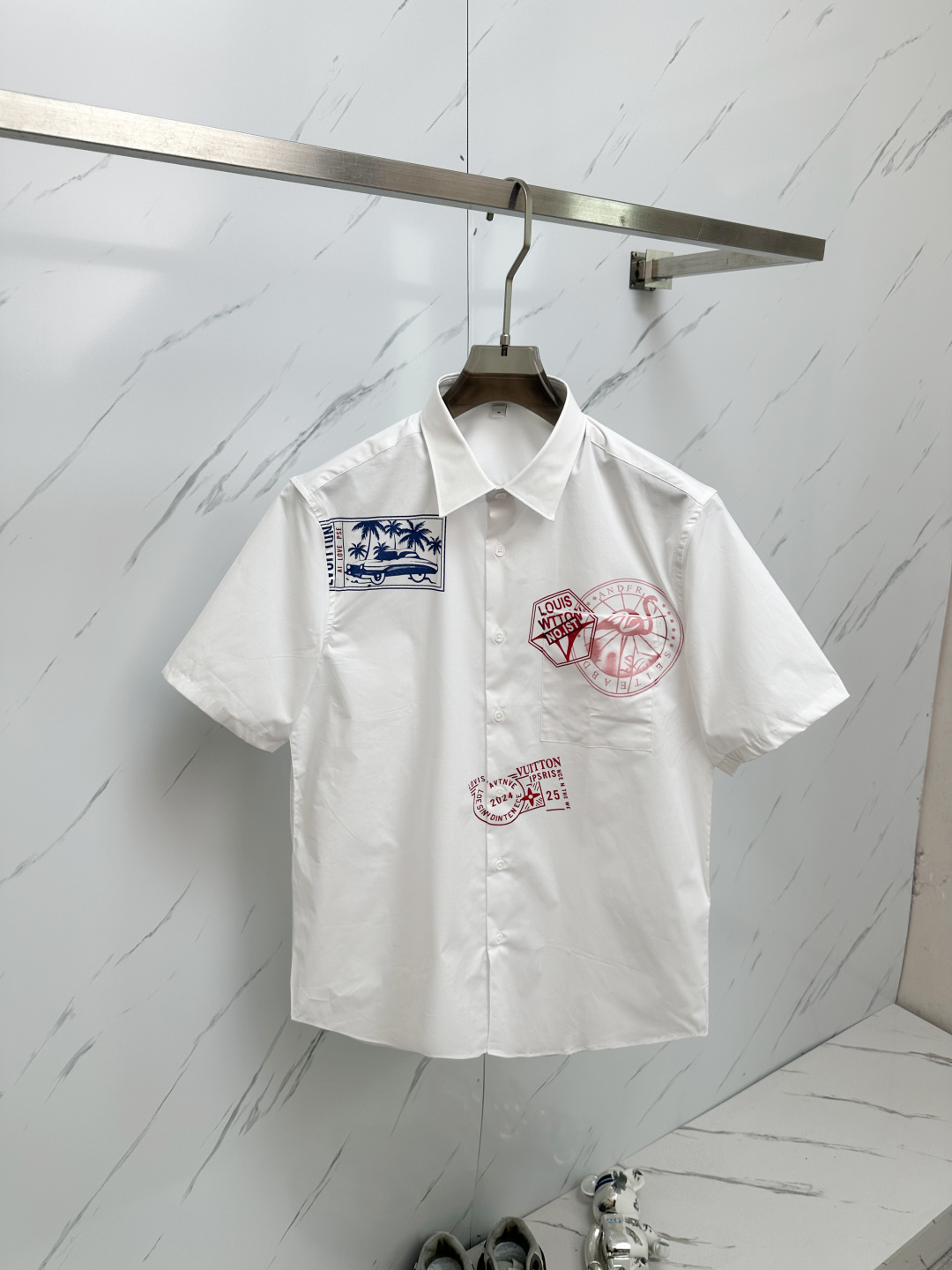 NO:140162,Donkey's Grescraps long-sleeved shirts for men and women!  This shirt-cut style shirt is decorated with large and playful colored prints, representing the travel seal of the flight mode capsule!  It is made of breathable cotton poplin, with long straight shapes, chic collars, button cuffs and classic patch pocket design highlights fashion and trendy charm!  Chic and more charming!  Size S-XXL (172/145 catties m slim fit without belly) s Shoulder width 45 bust 102 length 73 sleeve length 22 m Shoulder width 46 bust 106 length 74 sleeve length 23 l Shoulder width 47 bust 110 length 75 sleeve length 24 xl Shoulder width 48 bust 114 length 76 sleeve length 25 xxl Shoulder width 49 bust 118 length 77 sleeve length 26,,louis vuitton,louis vuitton,shirts,alexander wang19860909驴家对格列scraps长袖男女同款衬衫！ 这个款衬衫剪裁风格的衬衫饰有大而俏皮们彩色图案印花,代表飞行模式胶囊的旅行印章！ 它采用透气的棉质府绸制作,具有长直廓型,别致的衣领,纽扣袖口和经典的贴袋设计彰显时尚与潮流魅力元素！别致更加迷人！ 尺码S一XXL（172/145斤m修身 没肚腩） s 肩宽 45胸围 102衣长 73袖长22 m 肩宽 46胸围 106衣长 74袖长23 l 肩宽 47胸围 110衣长 75袖长24 xl 肩宽 48胸围 114衣长 76袖长25 xxl肩宽 49胸围 118衣长 77袖长26,,louis vuitton,louis vuitton,shirts,alexander wang,Men's clothing