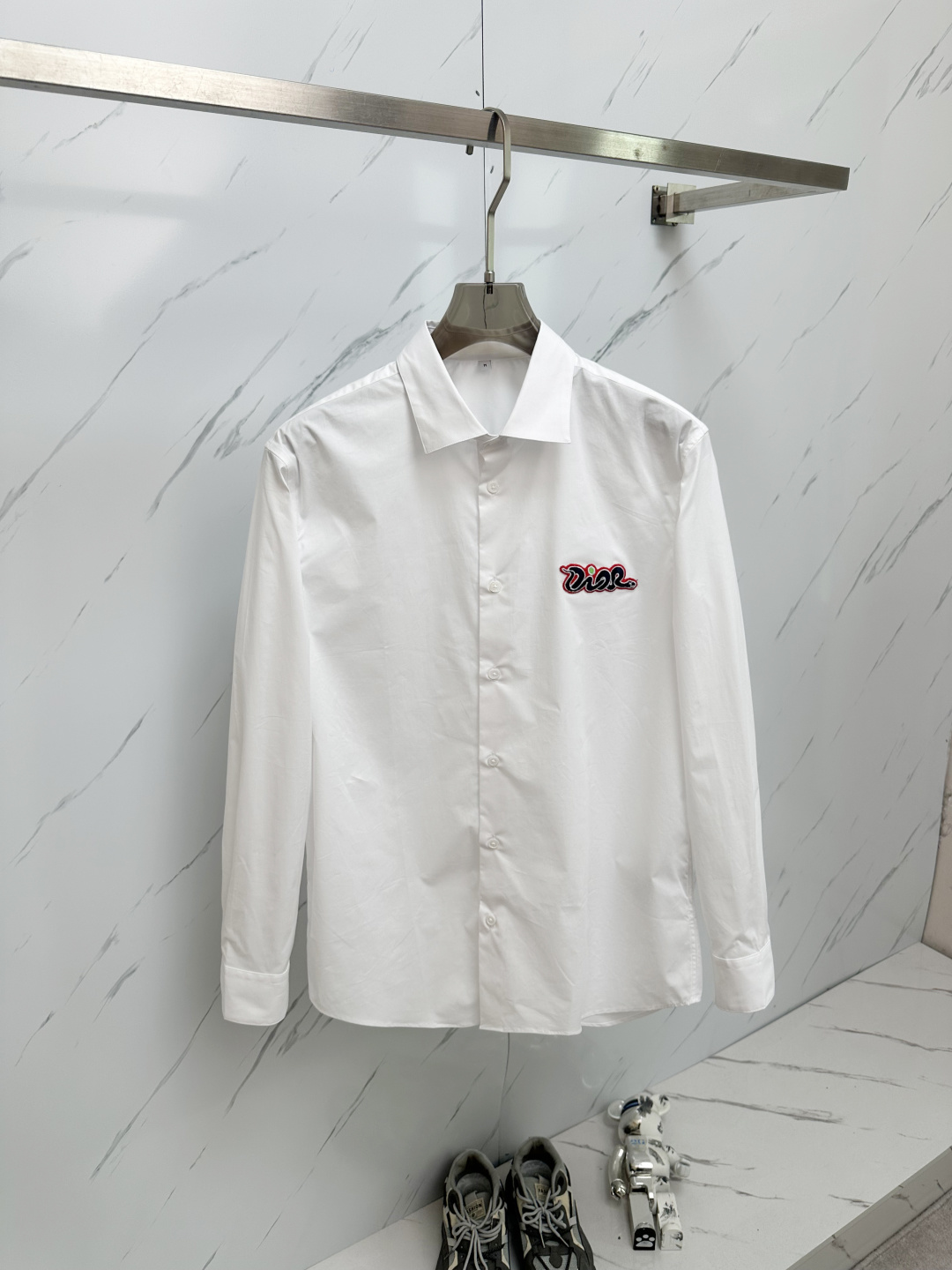 NO:140166,Exclusive first launch in the market!  DO's new fine cotton Lutai 120 citrus double-strand fabric, deep-sea tower snail buttons!  Colorful ten thousand needle embroidery pattern logo logo!  Both the light and the dress reveal a noble temperament!  The unique custom embroidered do irlogo is more noble!  Whether worn outside, it is comfortable and soft, and it is not without a noble style!  sizes～xxl (172/140 catties m slim fit without belly) s Shoulder width 46 bust 102 length 76 sleeve length 63 m Shoulder width 47 bust 106 length 77.5 sleeve length 64 l Shoulder width 48 bust 110 length 79 sleeve length 65 xl Shoulder width 49 bust 114 length 80.5 sleeve length 66 xxl Shoulder width 50 bust 118 length 82 sleeve length 67 Size recommendation (slightly loose style) Height 174-140 catties, try on size M!  A boy can choose S code within 135 catties, a M code for 135-150 catties, a L code for 150-165 catties, a XL code for 165-180 catties, and a XXL code for 180-198 catties!  ,alexander wang19860909市场独家首发！DO家新款精棉鲁泰120枳双股面料,深海塔螺贝纽扣！五彩色万针刺绣图案型标志Logo标志！无论从亮光还是着装都透露着高贵的气质！独特定制绣花do irlogo更加高贵！无论外穿都是既舒适柔软,又不失高贵风范！ sizes～xxl（172/140斤m修身 没肚腩） s 肩宽 46胸围 102衣长 76袖长63 m 肩宽 47胸围 106衣长 77.5袖长64 l肩宽 48胸围 110衣长 79袖长65 xl 肩宽 49胸围 114衣长 80.5袖长66 xxl肩宽 50胸围 118衣长 82袖长67 尺码推荐（略宽松版型） 身高174-140斤,试穿M码合适！ 男生体重135斤以内选择S码,135-150斤选择M码,150-165斤选择L码,165-180斤选择XL码,180-198斤选择XXL码！,,alexander wang,Men's clothing