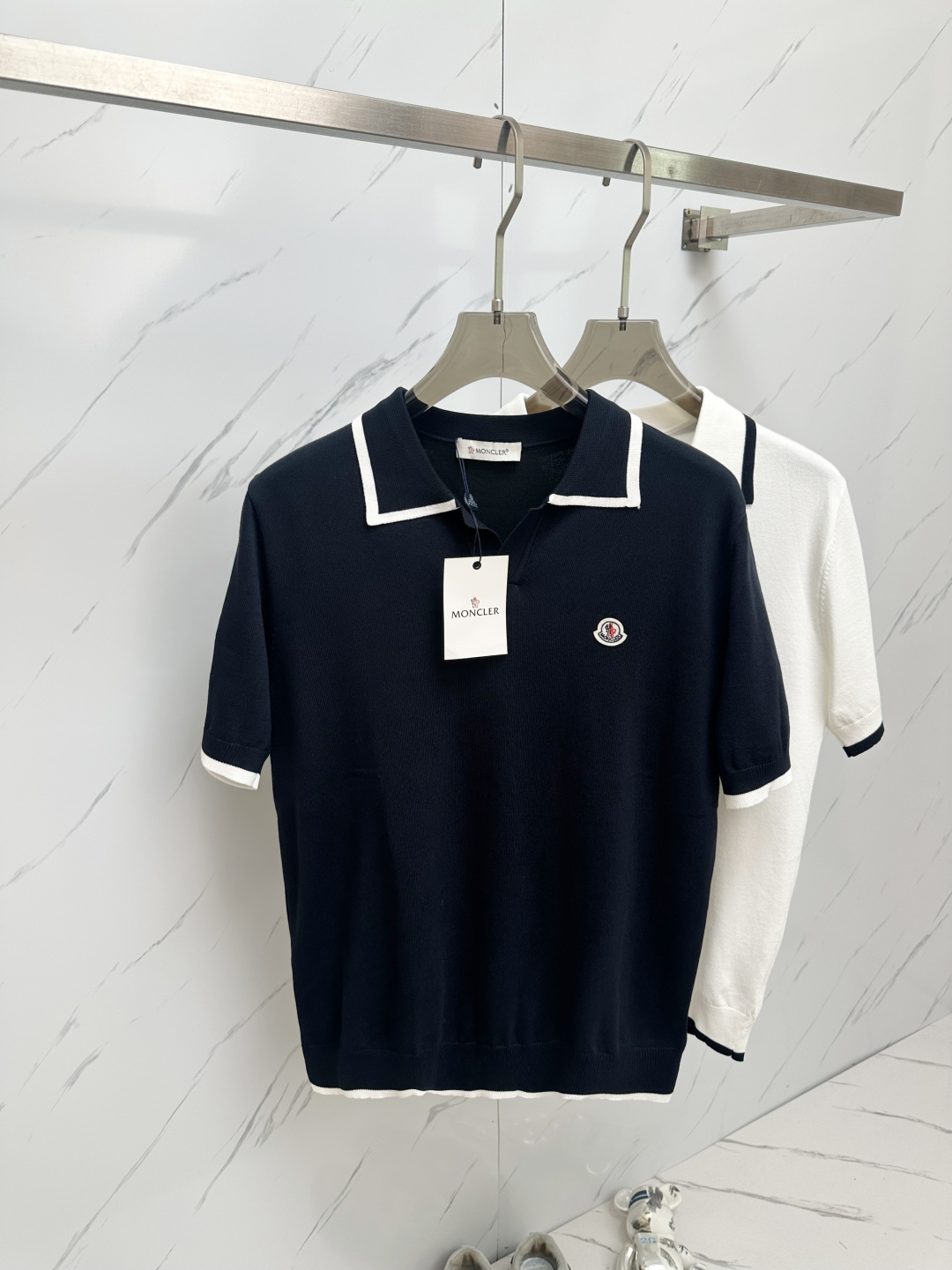 NO:131772,The new spring and summer 2025 short-sleeved knitted Polo shirt for men, a fashionable and versatile item that many celebrities love to wear!  The LOGO leather on the chest is super beautiful. Friends who like classic and simple must not miss this one!  The calm and atmospheric brand style has always been favored by the upper class! It is also the best choice for fashionable items!  The upper body is so handsome, highly recommended!  !  !  In addition to its brand added value, the biggest attraction of this short sleeve is that this short sleeve has a high cost-effectiveness in terms of color and material!  Customized original exclusive knitted material design!  Environmentally friendly washing, customized fabrics, pre-shrinkage treatment to ensure a crisp style. The combed cotton fabric feels super soft and smooth and sweat-absorbing!  The wash water does not deform, the feel is comfortable and smooth, the upper body is soft and comfortable, the classic fashionable lapel design is simple and not complicated, and it is very pleasing to the eye!  Code number M-3XL, T-shirt, alexander wang198609092025春夏新款男士短袖针织Polo衫,众多明星都爱穿的时尚百搭单品！胸前LOGO皮革超级好看,喜欢经典简约的朋友,一定不能错过了这款！沉稳大气的品牌风格一直以来备受上层人士的青睐!也是时尚单品的不二之选！ 上身帅到爆了,强烈推荐！！！这件短袖最大的吸引力除了他本身的品牌附加值,更加肯定的是这款短袖无论在颜色搭配还是材质上都有很高的性价比！ 定制原版专属针织材质设计！环保水洗,定制面料,预缩处理,确保版型的挺括,精梳棉面料手感超柔顺滑又吸汗！洗水不变形,手感舒适顺滑,上身柔和舒适,经典的时尚翻领设计,精简不繁,很是耐看！码数M-3XL,,T-shirt,alexander wang,Men's clothing