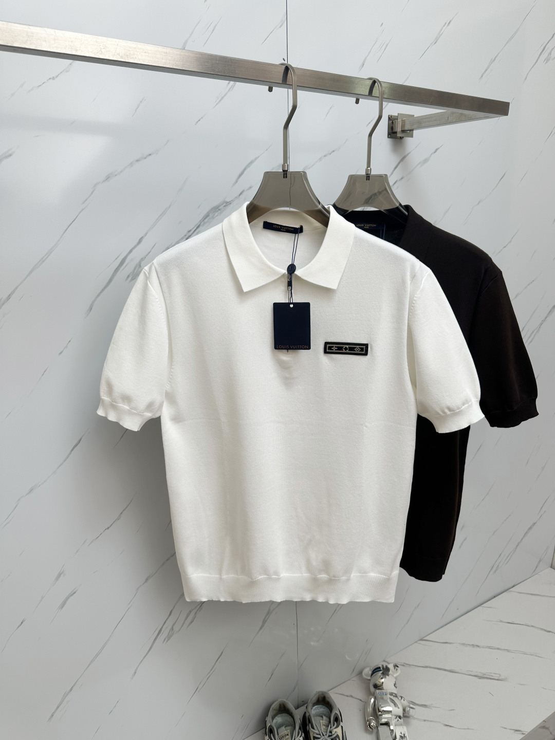 NO:133155,The new spring and summer 2025 short-sleeved knitted Polo shirt for men, a fashionable and versatile item that many celebrities love to wear!  The LOGO leather on the chest is super beautiful. Friends who like classic and simple must not miss this one!  The calm and atmospheric brand style has always been favored by the upper class! It is also the best choice for fashionable items!  The upper body is so handsome, highly recommended!  !  !  In addition to its brand added value, the biggest attraction of this short sleeve is that this short sleeve has a high cost-effectiveness in terms of color and material!  Customized original exclusive knitted material design!  Environmentally friendly washing, customized fabrics, pre-shrinkage treatment to ensure a crisp style. The combed cotton fabric feels super soft and smooth and sweat-absorbing!  The wash water does not deform, the feel is comfortable and smooth, the upper body is soft and comfortable, the classic fashionable lapel design is simple and not complicated, and it is very pleasing to the eye!  Code number M-3XL, T-shirt, alexander wang198609092025春夏新款男士短袖针织Polo衫,众多明星都爱穿的时尚百搭单品！胸前LOGO皮革超级好看,喜欢经典简约的朋友,一定不能错过了这款！沉稳大气的品牌风格一直以来备受上层人士的青睐!也是时尚单品的不二之选！ 上身帅到爆了,强烈推荐！！！这件短袖最大的吸引力除了他本身的品牌附加值,更加肯定的是这款短袖无论在颜色搭配还是材质上都有很高的性价比！ 定制原版专属针织材质设计！环保水洗,定制面料,预缩处理,确保版型的挺括,精梳棉面料手感超柔顺滑又吸汗！洗水不变形,手感舒适顺滑,上身柔和舒适,经典的时尚翻领设计,精简不繁,很是耐看！码数M-3XL,,T-shirt,alexander wang,Men's clothing