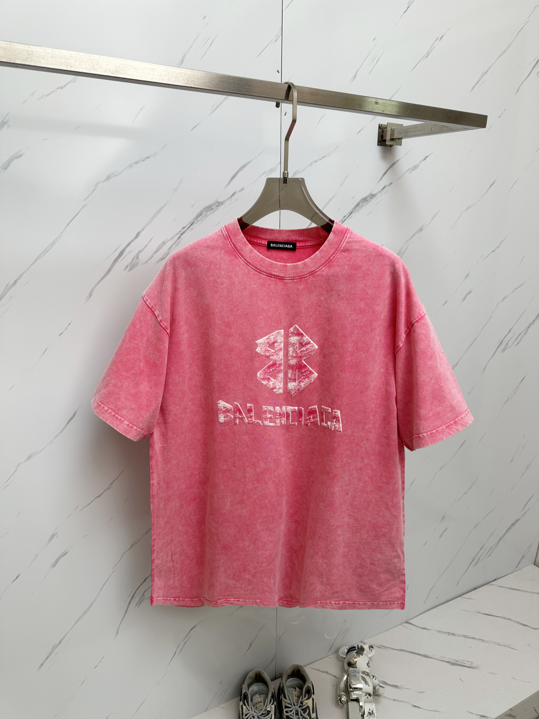 NO:454790,The new spring and summer new styles are the latest short-sleeved styles in the counter, high-end customization, and avant-garde and fashionable design!  Brand letter logo heavy craft design, high-end customized pure cotton fabric, soft feel, comfortable to wear, exquisite counter-level car line, fine workmanship, invincible and handsome upper body effect!  A must-have item for handsome men!  Code number M—2XL, T-shirt,alexander wang19860909春夏新款首发专柜最新款短袖 高端订制 设计前卫时尚！品牌字母logo重工艺设计 高端定制纯棉面料.手感柔软.穿着舒适.专柜级别精致车线.做工精细.上身效果无敌帅气！型男必备单品！码数M—2XL,,T-shirt,alexander wang,Men's clothing