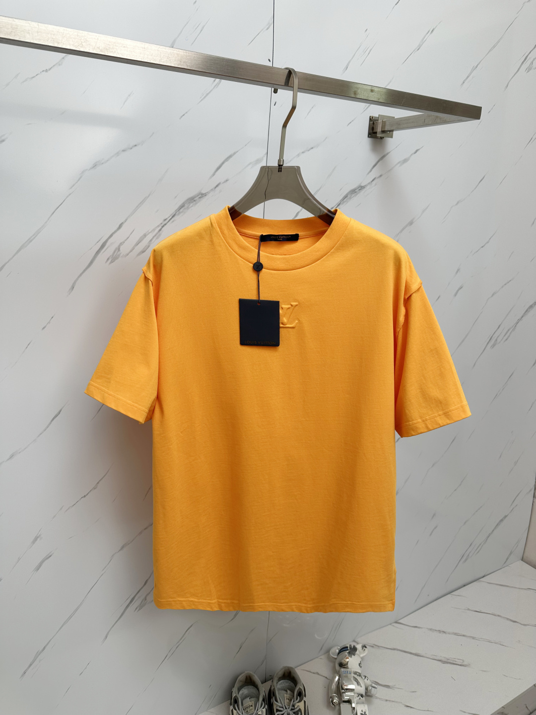 NO:454793,The new spring and summer new styles are the latest short-sleeved styles in the counter, high-end customization, and avant-garde and fashionable design!  Brand letter logo heavy craft design, high-end customized pure cotton fabric, soft feel, comfortable to wear, exquisite counter-level car line, fine workmanship, invincible and handsome upper body effect!  A must-have item for handsome men!  Code number XS—L, T-shirt,alexander wang19860909春夏新款首发专柜最新款短袖 高端订制 设计前卫时尚！品牌字母logo重工艺设计 高端定制纯棉面料.手感柔软.穿着舒适.专柜级别精致车线.做工精细.上身效果无敌帅气！型男必备单品！码数XS—L,,T-shirt,alexander wang,Men's clothing