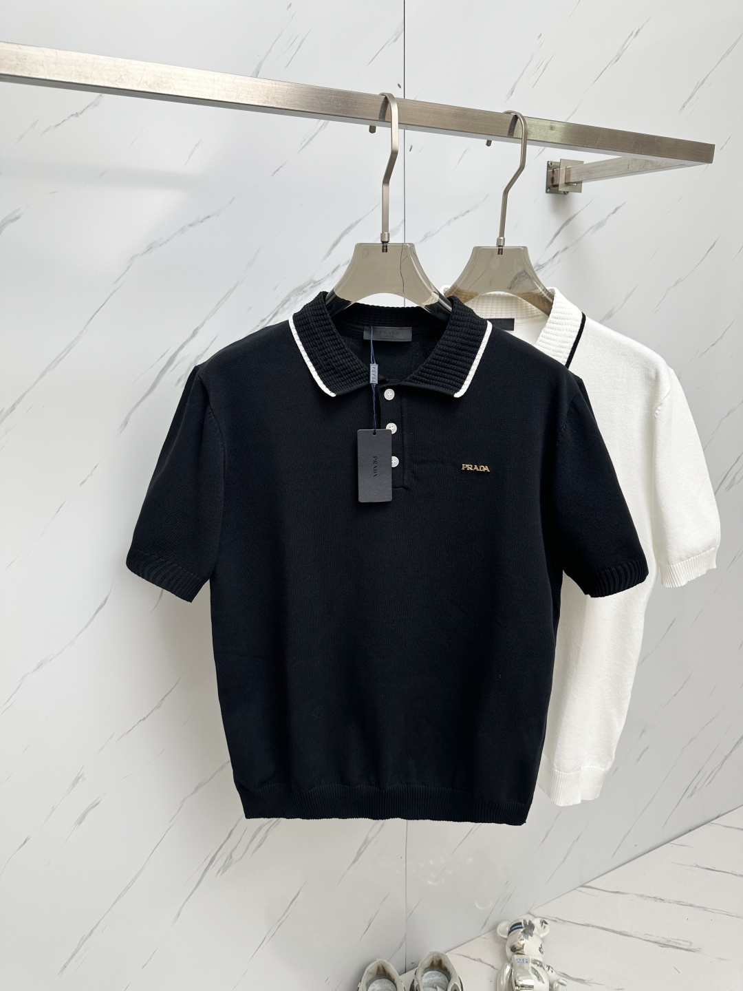 NO:454796,The new spring and summer 2025 short-sleeved knitted Polo shirt for men, a fashionable and versatile item that many celebrities love to wear!  The LOGO leather on the chest is super beautiful. Friends who like classic and simple must not miss this one!  The calm and atmospheric brand style has always been favored by the upper class! It is also the best choice for fashionable items!  The upper body is so handsome, highly recommended!  !  !  In addition to its brand added value, the biggest attraction of this short sleeve is that this short sleeve has a high cost-effectiveness in terms of color and material!  Customized original exclusive knitted material design!  Environmentally friendly washing, customized fabrics, pre-shrinkage treatment to ensure a crisp style. The combed cotton fabric feels super soft and smooth and sweat-absorbing!  The wash water does not deform, the feel is comfortable and smooth, the upper body is soft and comfortable, the classic fashionable lapel design is simple and not complicated, and it is very pleasing to the eye!  Code number M-3XL, T-shirt, alexander wang198609092025春夏新款男士短袖针织Polo衫,众多明星都爱穿的时尚百搭单品！胸前LOGO皮革超级好看,喜欢经典简约的朋友,一定不能错过了这款！沉稳大气的品牌风格一直以来备受上层人士的青睐!也是时尚单品的不二之选！ 上身帅到爆了,强烈推荐！！！这件短袖最大的吸引力除了他本身的品牌附加值,更加肯定的是这款短袖无论在颜色搭配还是材质上都有很高的性价比！ 定制原版专属针织材质设计！环保水洗,定制面料,预缩处理,确保版型的挺括,精梳棉面料手感超柔顺滑又吸汗！洗水不变形,手感舒适顺滑,上身柔和舒适,经典的时尚翻领设计,精简不繁,很是耐看！码数M-3XL,,T-shirt,alexander wang,Men's clothing