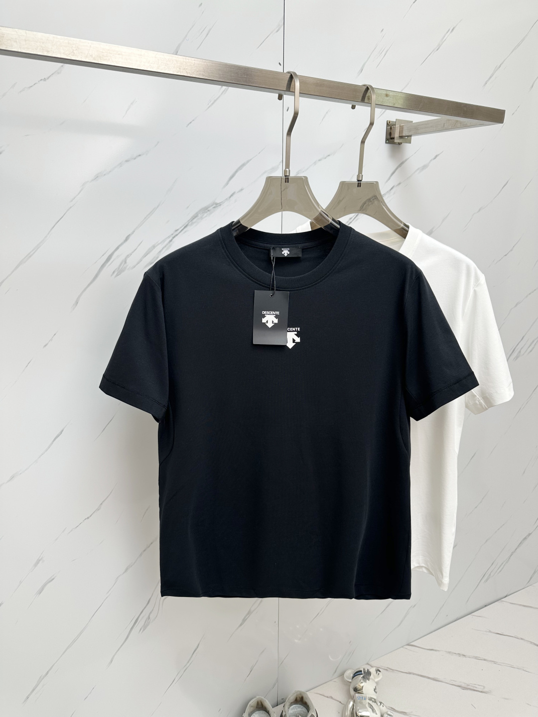 NO:142446,The new spring and summer new styles are the latest short-sleeved styles in the counter, high-end customization, and avant-garde and fashionable design!  Brand letter logo heavy craft design, high-end customized pure cotton fabric, soft feel, comfortable to wear, exquisite counter-level car line, fine workmanship, invincible and handsome upper body effect!  A must-have item for handsome men!  Code number M-3XL, T-shirt,alexander wang19860909春夏新款首发专柜最新款短袖 高端订制 设计前卫时尚！品牌字母logo重工艺设计 高端定制纯棉面料.手感柔软.穿着舒适.专柜级别精致车线.做工精细.上身效果无敌帅气！型男必备单品！码数M—3XL,,T-shirt,alexander wang,Men's clothing