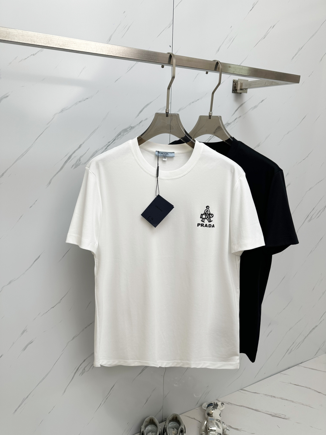 NO:454799,The new spring and summer new styles are the latest short-sleeved styles in the counter, high-end customization, and avant-garde and fashionable design!  Brand letter logo heavy craft design, high-end customized pure cotton fabric, soft feel, comfortable to wear, exquisite counter-level car line, fine workmanship, invincible and handsome upper body effect!  A must-have item for handsome men!  Code number M-3XL, T-shirt,alexander wang19860909春夏新款首发专柜最新款短袖 高端订制 设计前卫时尚！品牌字母logo重工艺设计 高端定制纯棉面料.手感柔软.穿着舒适.专柜级别精致车线.做工精细.上身效果无敌帅气！型男必备单品！码数M—3XL,,T-shirt,alexander wang,Men's clothing