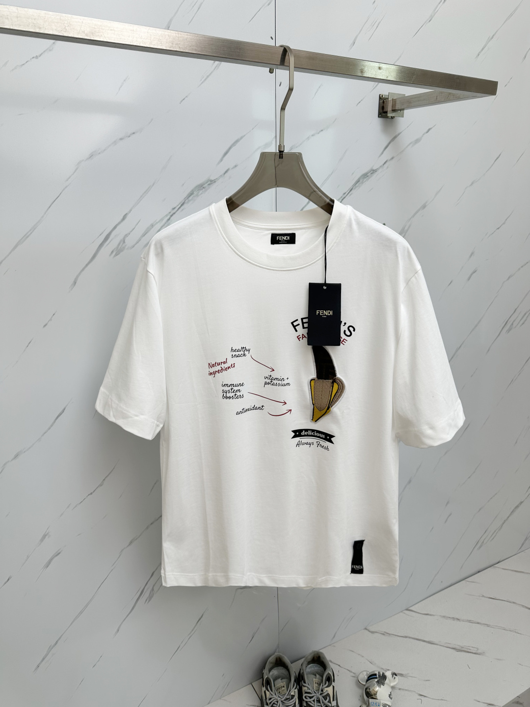 NO:141890,FENDI 2025 new fun banana letter short-sleeved T-shirt loose men and women. FENDI's white T-T-T-T-T-T-T-T-T-T-T-T-T-T-T-T-T-T-T-T-T-T-T-T-T-T-T-T-T-T-T-T-T-T-T-T-T-T-T-T-T-T-T-T-T-T-T-T-T-T-T-T-T-T-T-T-T-T-T-T-T-T-T-T-T-T-T-T-T-T-T-T-T-T-T-T-T-T-T-T-T-T-T-T-T-T-T-T-T-T-T-T-T-T-T-T-T-T-T-T-T-T-T-T-T-T-T-T-T-T-T-T-T-T-T-T-T-T-T-T-T-T-T-T-T-T-T-T-T-T-T-T-T-T-T-T-T-T-T-T-T-T-T-T-T-T-T-T-T-T-T-T-T-T-T-T-T-T-T-T-T-T-T-T-T-T-T-T-T-T-T-T-T-T-T-T-T-T-T-T-T-T-T-T-T-T-T-T-T-T-T-T-T-T-T-T-T-T-T-T-T-T-T-T-T-T-T-T-T-T-T-T-T-T-T-T-T-T-T-T-T-T-T-T-T-T-T-T-T-T-T-T-T-T-T-T-T-T-19860909FENDI 芬迪2025新款趣味香蕉字母短袖T恤宽松男女同款 FENDI这款白T,以纯净白色为底,醒目印着“FENDI'S FARMHOUSE”.独特的香蕉图案结合品牌经典元素,还有趣味文字标注,个性又时尚.舒适面料,百搭版型,轻松提升日常穿搭格调 . 颜色白色 尺码S-XXL,,fendi,fendi,T-shirt,tees，t-shirt,alexander wang,Men's clothing