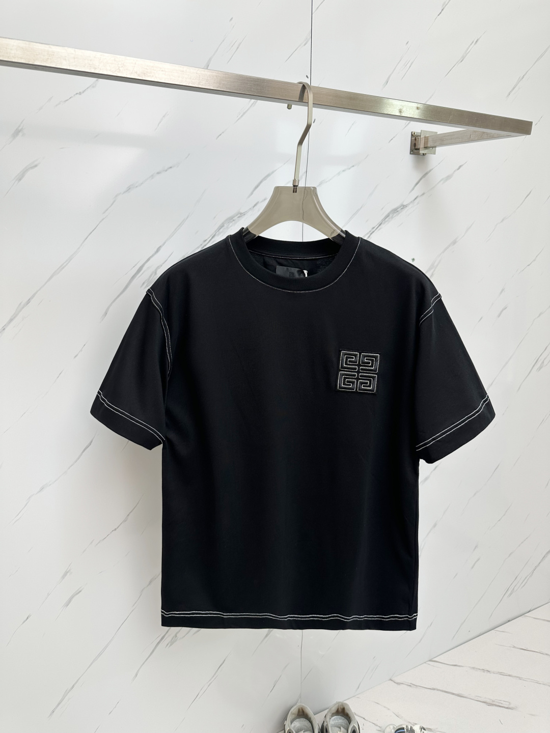 NO:141893,Givenchy Givenchy 2025 new men's logo plain line logo embroidered short-sleeved T-shirt This cotton short-sleeved T-shirt, round neck, chest with three-dimensional stitching 4G LOGO, decorated with stitching. Color black Size S-XXL,, given, given, given, T-shirt,tees, t-shirt,alexander wang19860909Givenchy纪梵希2025新款男士徽标明线logo刺绣短袖T恤 本款棉质短袖T恤,圆领,胸前饰以立体缝线4G LOGO,饰以缝线. 颜色黑色 尺码S-XXL,,givenchy,givenchy,T-shirt,tees，t-shirt,alexander wang,Men's clothing