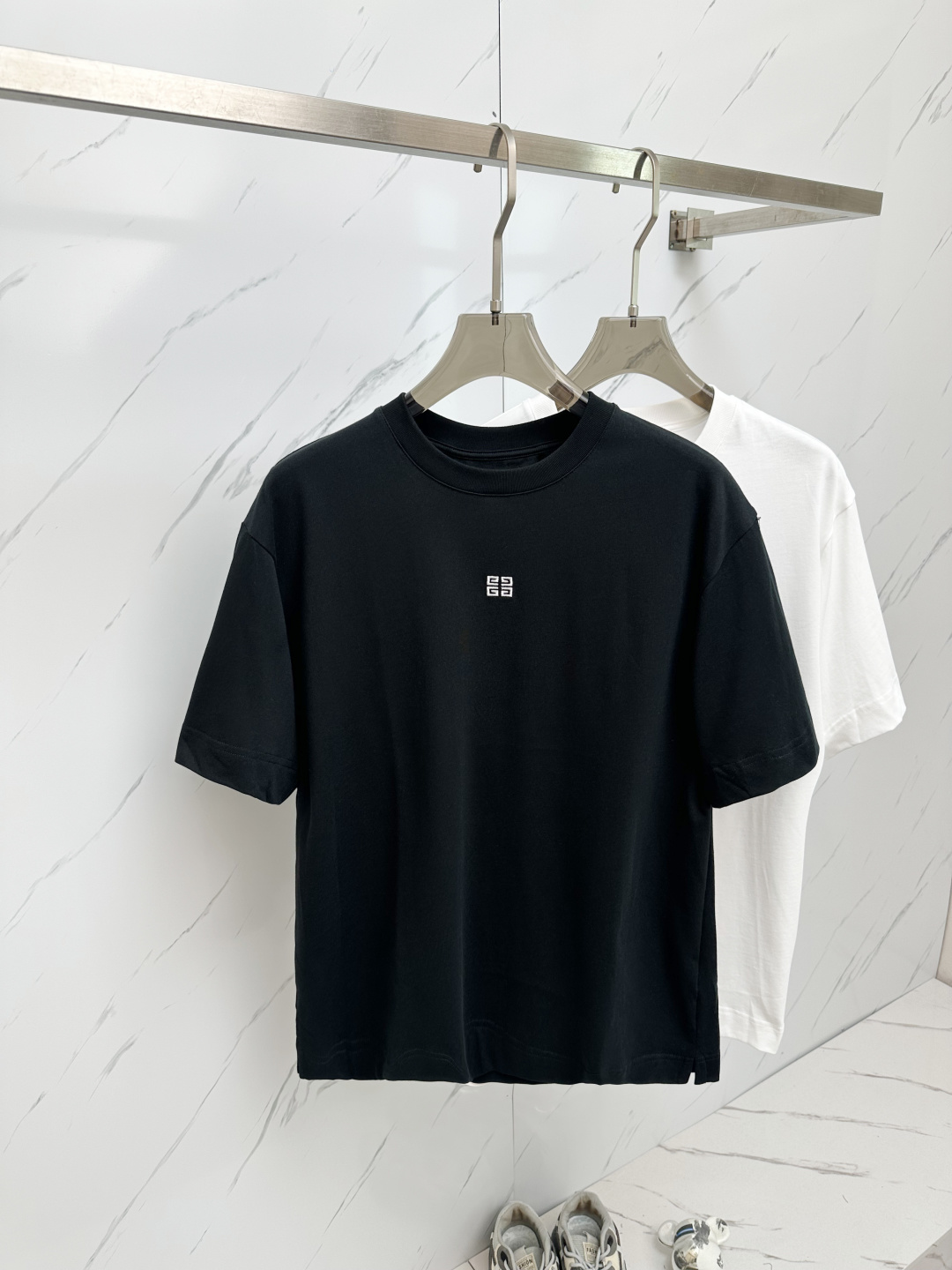 NO:141915,Givenchy 2025 new letter embroidered round neck short-sleeved T-shirt for men and women. Givenchy classic T-shirt, simple and elegant. The iconic four-grid logo embellishes the chest with a low-key embellishment with a small GIVENCHY LOGO on the back. The brand style is highlighted. High-quality fabrics, comfortable and stylish upper body, and loose fits are suitable for all body shapes. Whether it is daily casual or trendy, it can be easily highlighted. Color black, white, blue Size S-XXL, given, given, given, T-shirt, tees, t-shirt, alexander wang19860909Givenchy纪梵希2025新款字母刺绣圆领短袖T恤男女同款 纪梵希经典T恤,简约大气.标志性的四宫格Logo低调点缀胸前,背面饰以小号GIVENCHY LOGO刺.彰显品牌格调.优质面料,上身舒适有型,宽松版型适配各种身材,无论是日常休闲还是潮流搭配,都能轻松出彩. 颜色黑色 白色 蓝色 尺码S-XXL,,givenchy,givenchy,T-shirt,tees，t-shirt,alexander wang,Men's clothing