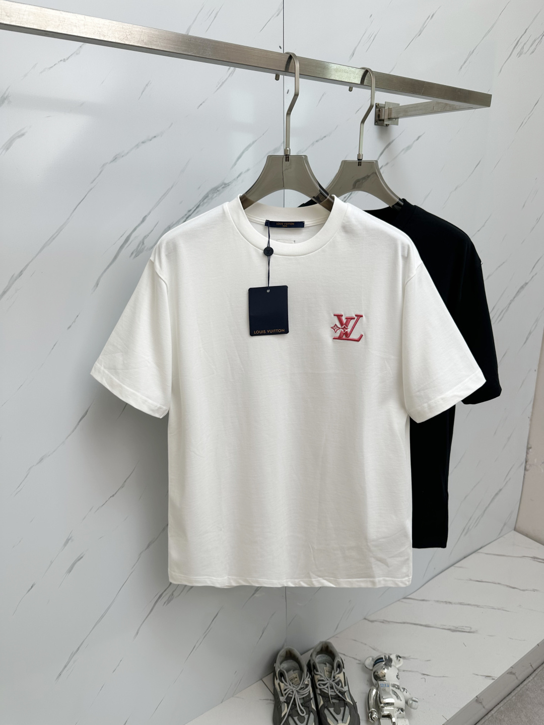 NO:141909,Louis Vuitton / Louis Vuitton 2025 new short-sleeved T-shirt round neck for men and women. Classics are always passed down, Louis Vuitton T-shirt is on the stage. Simple black background, paired with the iconic gold LV logo, showing luxurious style in a low-key manner. Comfortable fabrics, versatile styles, easy to control multiple occasions, helping you show your fashion taste. Color black and white Size S-XXL,,louis vuitton,louis vuitton,louis vuitton,t-shirt,tees,t-shirt,alexander wang19860909Louis Vuitton /路易威登 2025新款短袖T恤圆领男女同款 经典永流传,路易威登T恤登场.简约黑色底色,搭配标志性金色LV logo,低调中尽显奢华格调.舒适面料,百搭款式,轻松驾驭多种场合,助你展现时尚品味 . 颜色黑色 白色 尺码S-XXL,,louis vuitton,louis vuitton,louis vuitton,T-shirt,tees，t-shirt,alexander wang,Men's clothing