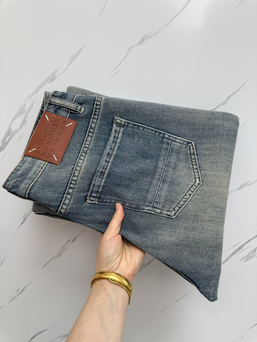 NO:131807,The official website counter is available at the same time. The original single product is a super stylish jeans, customized original washing denim fabric, unique design, top-grade printing craft letter pattern logo, original hardware and auxiliary decoration, extremely superior jeans, the materials and craftsmanship are extremely luxurious and exquisite, the grade is extremely high, the upper body is handsome and stylish, recommended, digits 29-38, jeans, alexander wang19860909官网专柜同步有售,原单狠货,超级有范儿的一款牛仔裤,定制原版水洗牛仔面料,独特设计,顶级印花工艺字母图案logo,原版五金辅料装饰,极为翘楚的一款牛仔裤,用料与工艺都极致奢华精湛,档次极高,上身帅气有型,推荐,码数29—38,,jeans,alexander wang,Men's clothing