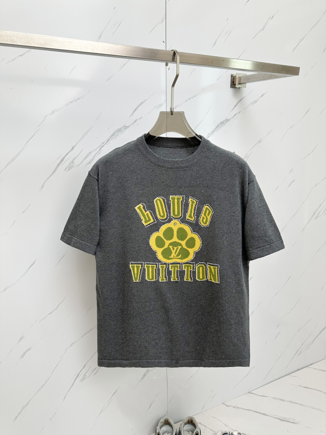 NO:136399,LV 2025 spring and summer style top imported private goods, high-end embroidery logo fusion versatile short sleeves solid color versatile embroidery knitted short sleeves counter style fashionable and luxurious, unquestionable quality, excellent upper body effect, same style on the luxury official website style counter size XS-L,,louis vuitton,T-shirt,alexander wang19860909LV 2025春夏款顶级进口私货,高端绣花logo融合百搭短袖 纯色百搭融合绣花针织短袖专柜款时尚不失奢华 品质毋庸置疑 上身效果超赞,奢华官网同款 款式专柜尺码XS—L,,louis vuitton,T-shirt,alexander wang,Men's clothing